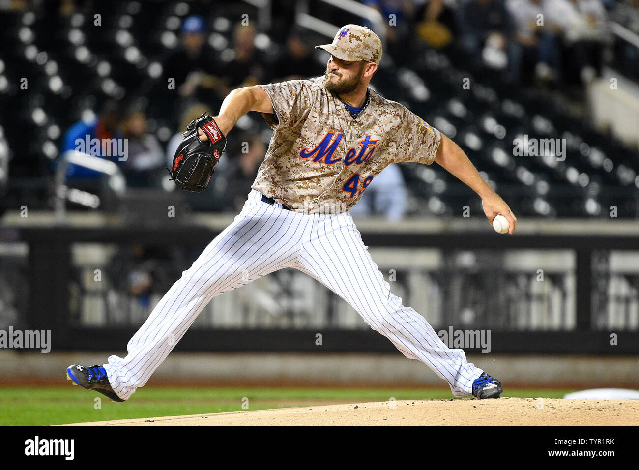 Mets de New York le lanceur partant Jonathon Niese (49) lance contre les Braves d'Atlanta dans la 1ère manche au Citi Field de New York le 21 septembre 2015. Photo par Kane riche/UPI Banque D'Images Mets de New York le lanceur partant Jonathon Niese (49) lance contre les Braves d'Atlanta dans la 1ère manche au Citi Field de New York le 21 septembre 2015. Photo par Kane riche/UPI Banque D'Images