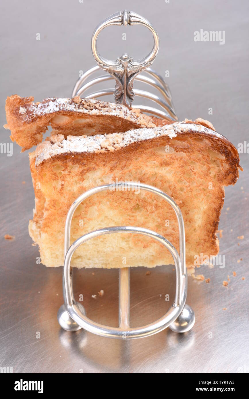 Argent sterling antique rack toast avec des tranches de pain frais Banque D'Images