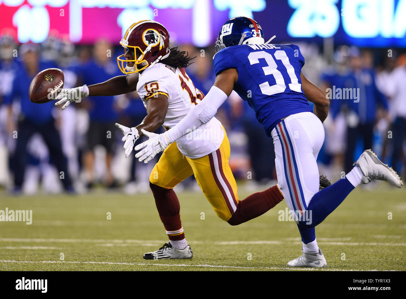 Redskins de Washington le receveur Andre Roberts (12) supprime un passage devant les New York Giants arrière défensif Trevin Wade (31) au quatrième trimestre dans la semaine 3 de la NFL saison au stade MetLife à East Rutherford, New Jersey le 24 septembre 2015. UPI/Riche Kane Banque D'Images Redskins de Washington le receveur Andre Roberts (12) supprime un passage devant les New York Giants arrière défensif Trevin Wade (31) au quatrième trimestre dans la semaine 3 de la NFL saison au stade MetLife à East Rutherford, New Jersey le 24 septembre 2015. UPI/Riche Kane Banque D'Images