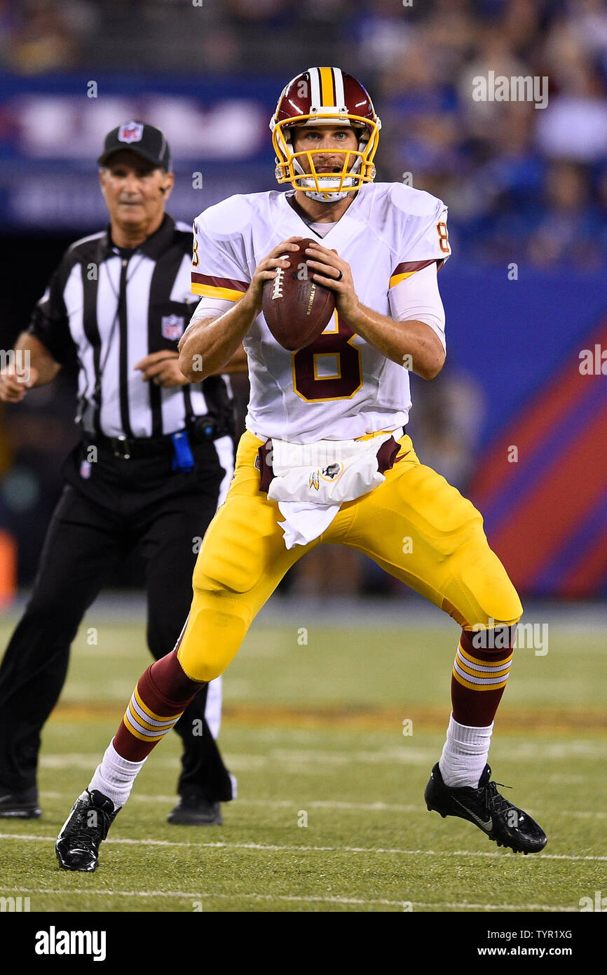 Redskins de Washington quarterback Kirk Cousins (8) roule dehors à la recherche de passer au quatrième trimestre contre les Giants de New York au cours de la semaine 3 de la NFL saison au stade MetLife à East Rutherford, New Jersey le 24 septembre 2015. UPI/Riche Kane Banque D'Images Redskins de Washington quarterback Kirk Cousins (8) roule dehors à la recherche de passer au quatrième trimestre contre les Giants de New York au cours de la semaine 3 de la NFL saison au stade MetLife à East Rutherford, New Jersey le 24 septembre 2015. UPI/Riche Kane Banque D'Images