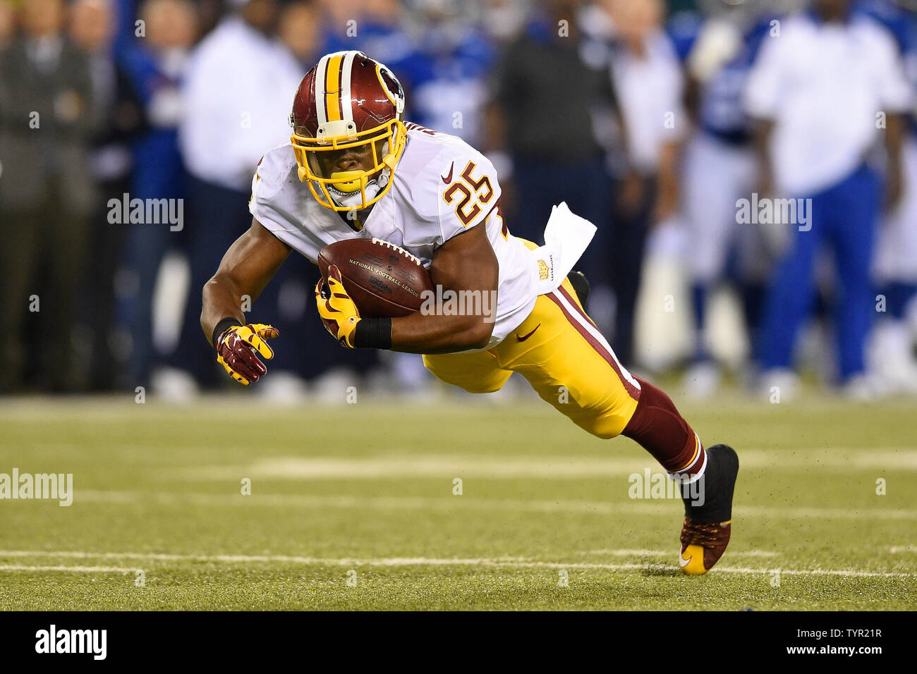 Redskins de Washington d'utiliser de nouveau Chris Thompson (25 plongées) pour l'utilisation des verges après un report de 14 verges au quatrième quart contre les Giants de New York au cours de la semaine 3 de la NFL saison au stade MetLife à East Rutherford, New Jersey le 24 septembre 2015. UPI/Riche Kane Banque D'Images Redskins de Washington d'utiliser de nouveau Chris Thompson (25 plongées) pour l'utilisation des verges après un report de 14 verges au quatrième quart contre les Giants de New York au cours de la semaine 3 de la NFL saison au stade MetLife à East Rutherford, New Jersey le 24 septembre 2015. UPI/Riche Kane Banque D'Images
