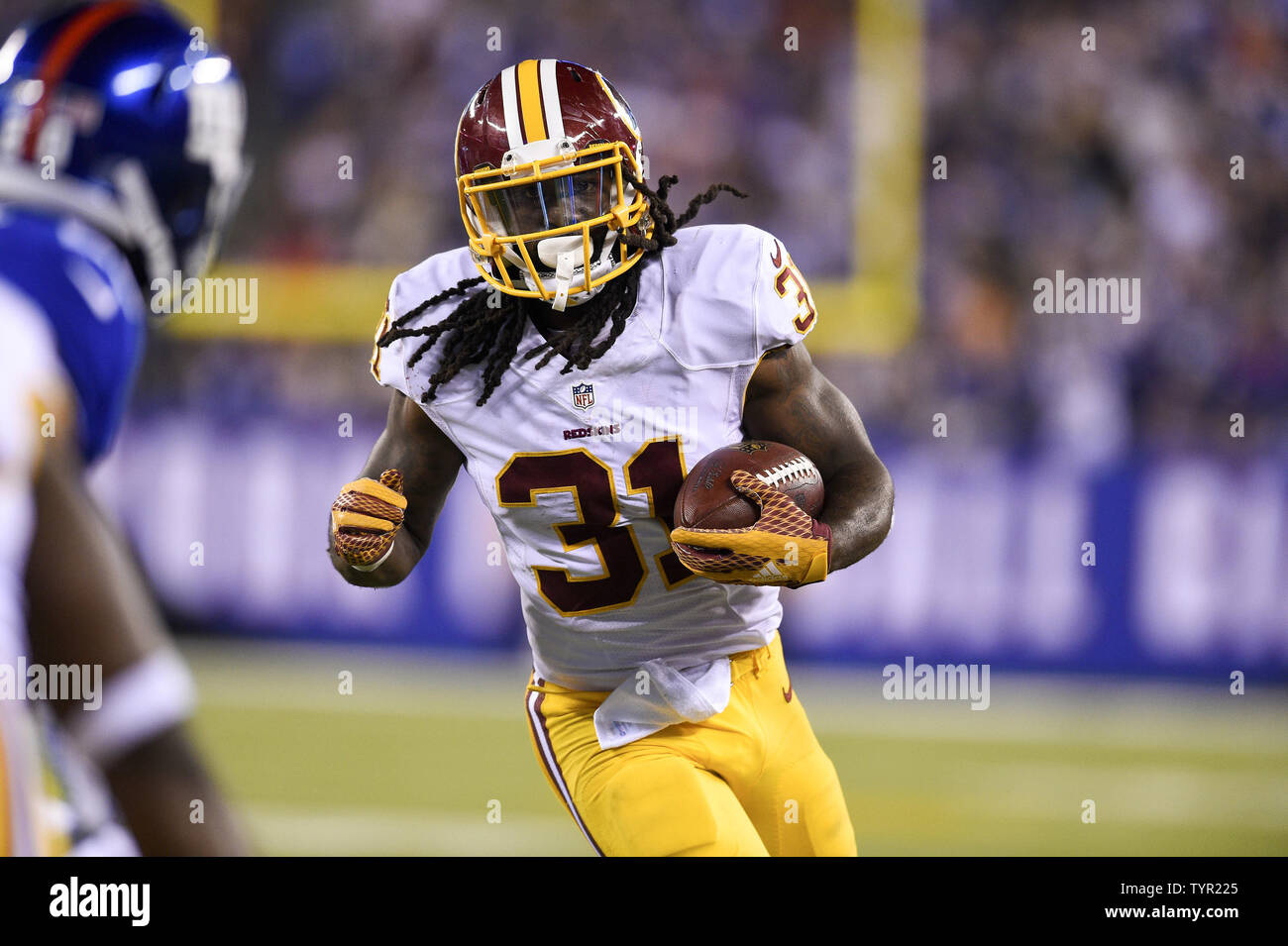 Redskins de Washington d'utiliser de nouveau Matt Jones (31) porte la balle pour un gain de 6 verges au quatrième quart contre les Giants de New York au cours de la semaine 3 de la NFL saison au stade MetLife à East Rutherford, New Jersey le 24 septembre 2015. UPI/Riche Kane Banque D'Images Redskins de Washington d'utiliser de nouveau Matt Jones (31) porte la balle pour un gain de 6 verges au quatrième quart contre les Giants de New York au cours de la semaine 3 de la NFL saison au stade MetLife à East Rutherford, New Jersey le 24 septembre 2015. UPI/Riche Kane Banque D'Images