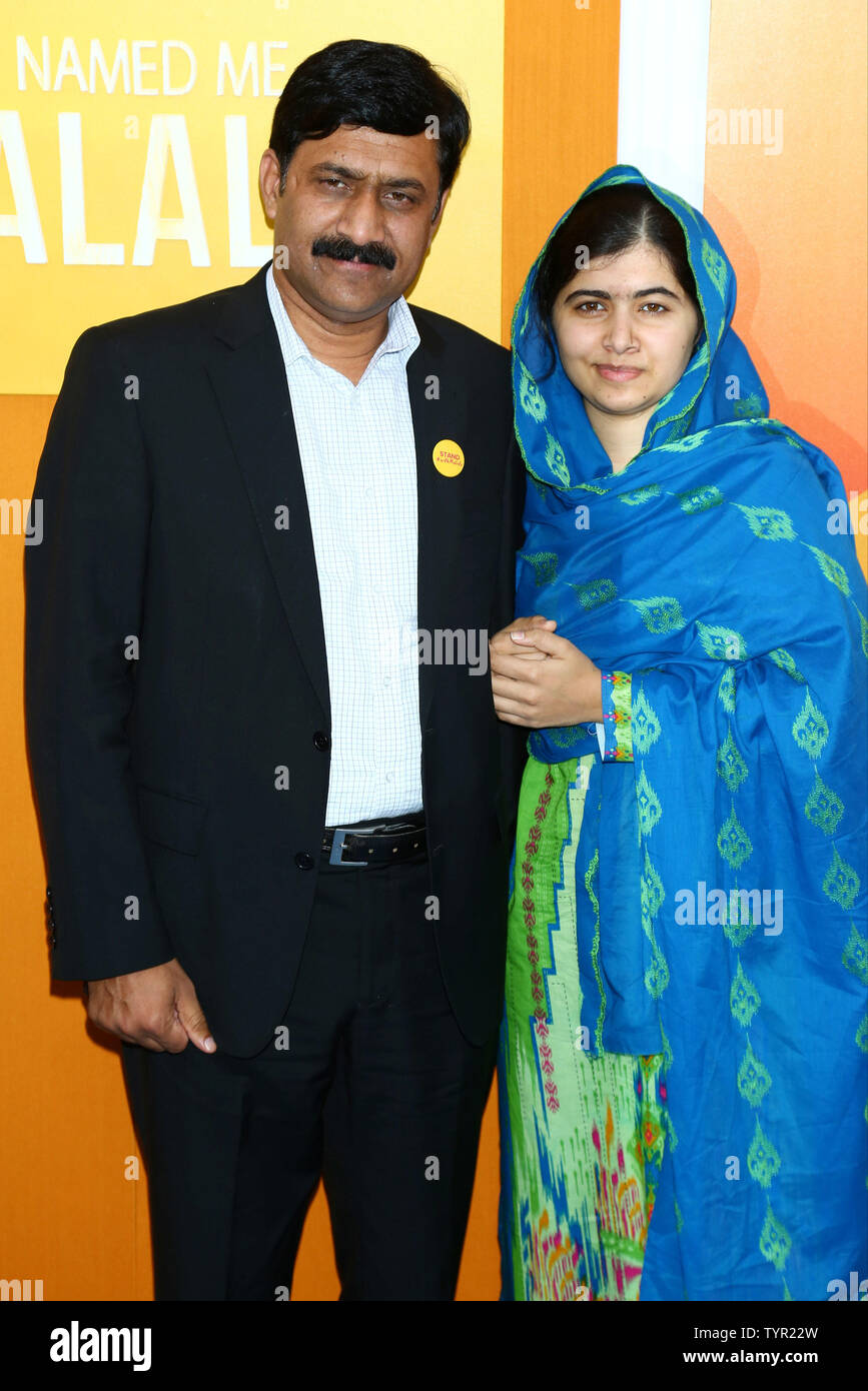 Activiste pakistanaise et lauréat du Prix Nobel de Malala Yousafzai et son père Ziauddin Yousafzai arrivent sur le tapis rouge à la première de New York "Il m'a appelée Malala' au Ziegfeld Theatre de New York le 24 septembre 2015. Monika Graff/UPI Banque D'Images