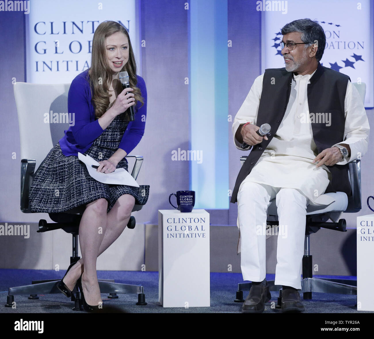 Chelsea Clinton parle avec Kailash Satyarthi sur scène lors de la Clinton Global Initiative à l'hôtel Sheraton de New York le 27 septembre 2015. Photo de John Angelillo/UPI Banque D'Images