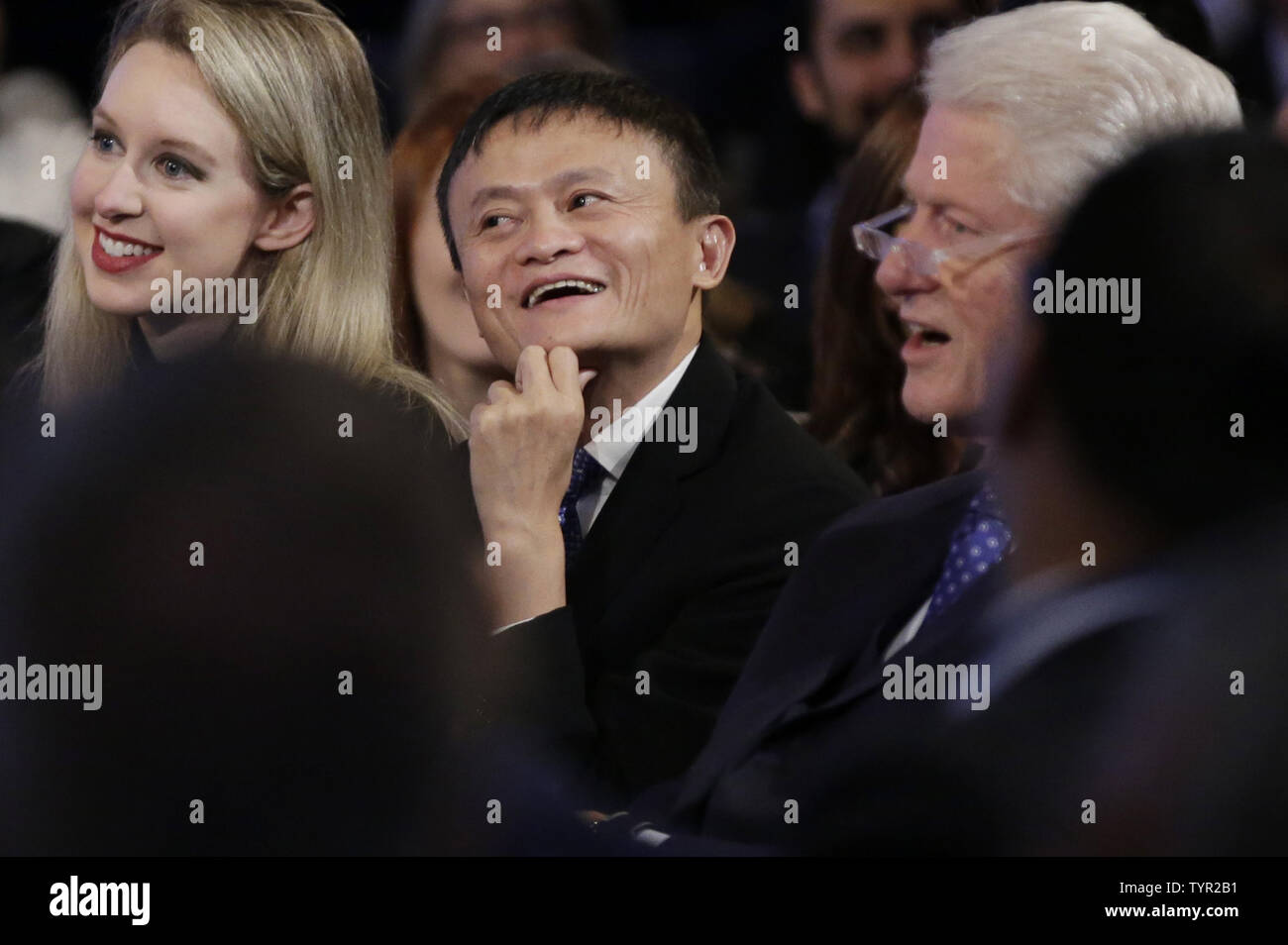 Le Président exécutif du Groupe Alibaba Jack Ma siège avec de l'ancien Président des États-Unis Bill Clinton avant de parler sur la scène de l'avenir de l'égalité des chances à la Clinton Global Initiative à l'hôtel Sheraton de New York le 29 septembre 2015. Photo de John Angelillo/UPI Banque D'Images