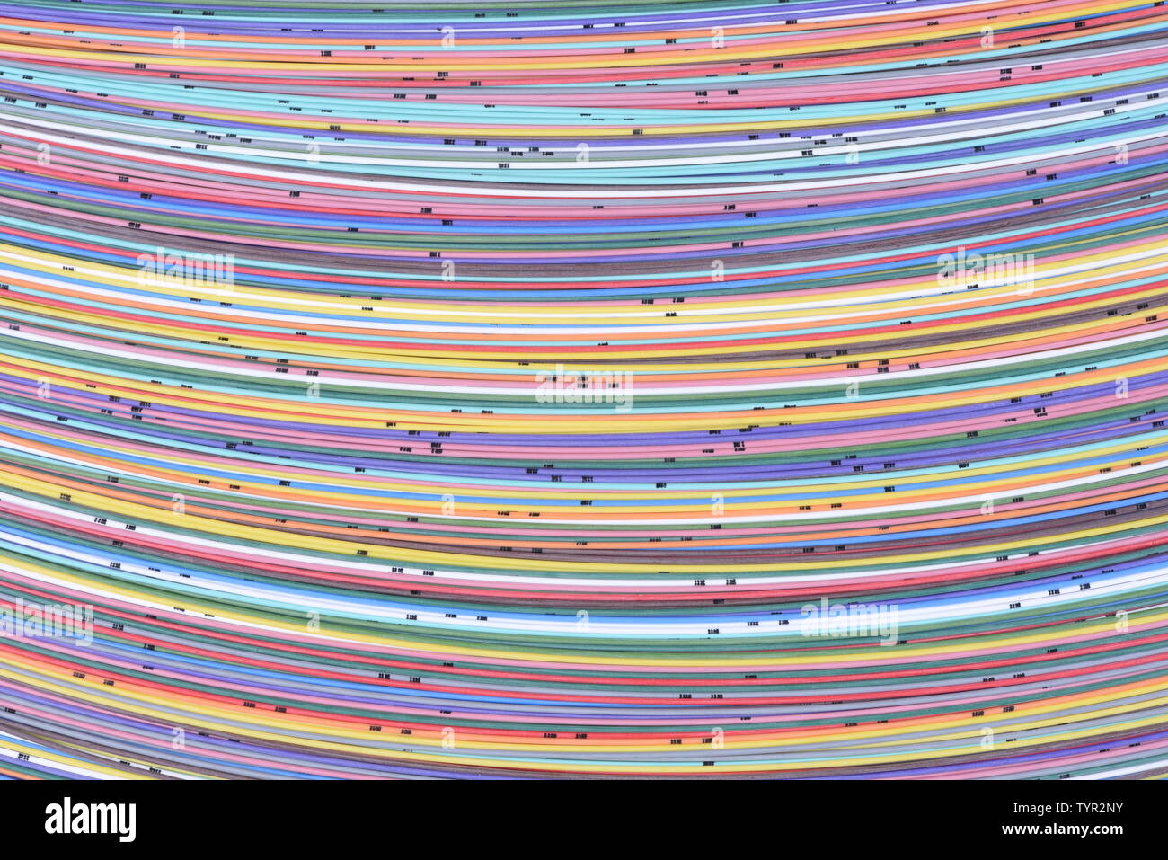 Câbles de télécommunication, abstract les flux de données et du réseau de l'ordinateur directement au-dessus de l'arrière-plan de couleur pastel Banque D'Images