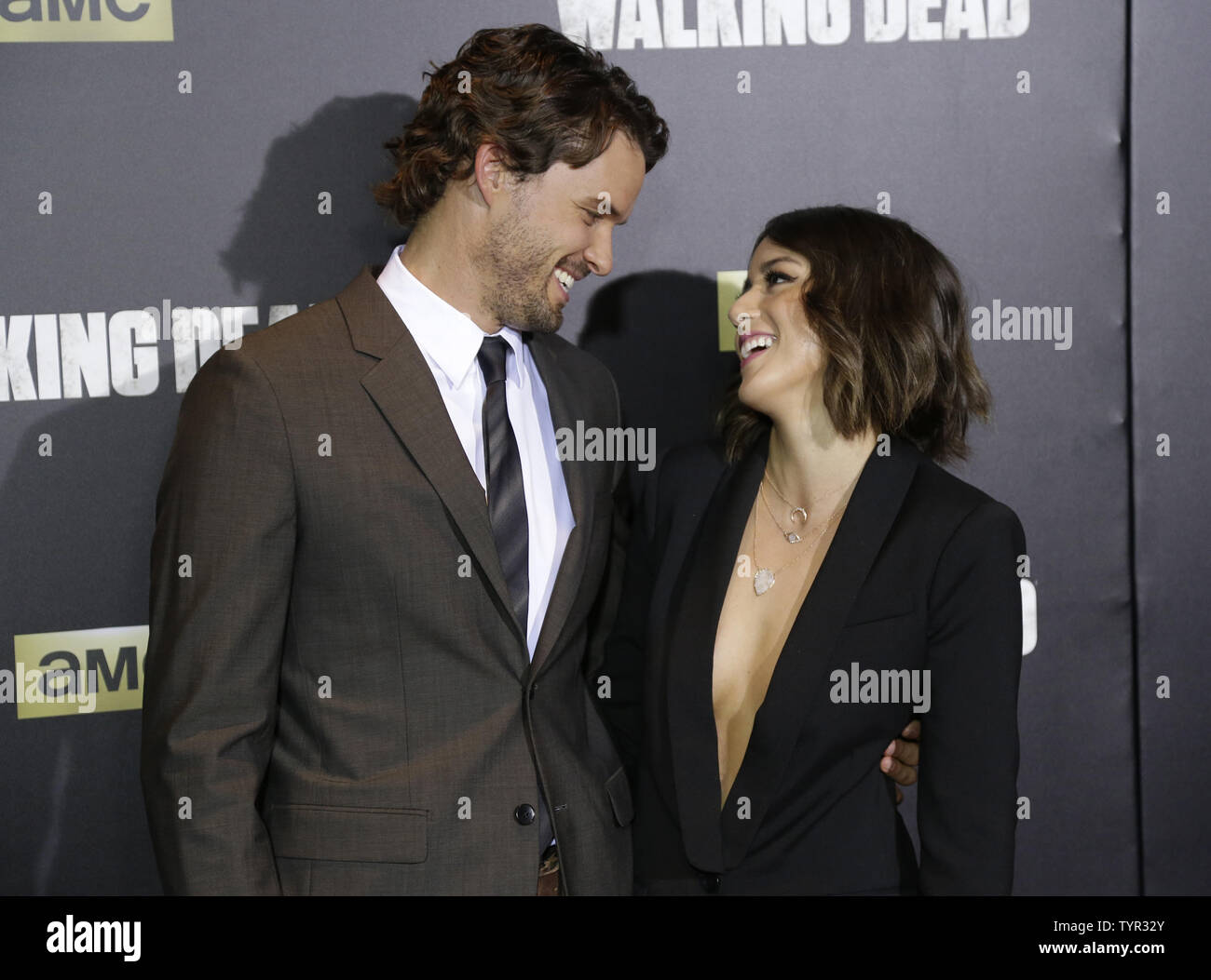 Chloe Bennett et Austin Nichols arrivent sur le tapis rouge à AMC's 'The Walking Dead' Saison 6 Premiere Fan Event au Madison Square Garden le 9 octobre 2015 à New York. Photo de John Angelillo/UPI Banque D'Images