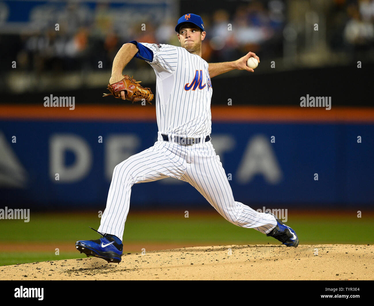 Mets de New York le lanceur partant Steven Matz (32) lance un lancer dans la deuxième manche contre les Dodgers de Los Angeles dans le jeu 4 de la NLDS contre l'au Citi Field de New York le 13 octobre 2015. Photo par Kane riche/UPI Banque D'Images Mets de New York le lanceur partant Steven Matz (32) lance un lancer dans la deuxième manche contre les Dodgers de Los Angeles dans le jeu 4 de la NLDS contre l'au Citi Field de New York le 13 octobre 2015. Photo par Kane riche/UPI Banque D'Images