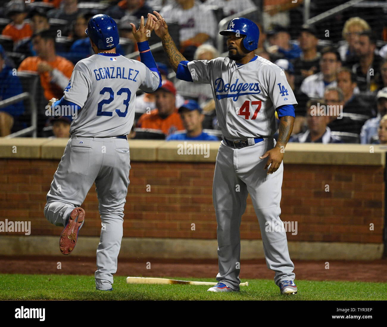 Le joueur de premier but des Dodgers de Los Angeles, Adrian Gonzalez (23) et le deuxième but des Dodgers de Los Angeles, Howie Kendrick (47) réagit après avoir marqué sur les Mets de New York de troisième but Justin Turner (non illustré) 2 double run dans la troisième manche contre les Dodgers de Los Angeles dans le jeu 4 de la NLDS contre l'au Citi Field de New York le 13 octobre 2015. Photo par Kane riche/UPI Banque D'Images Le joueur de premier but des Dodgers de Los Angeles, Adrian Gonzalez (23) et le deuxième but des Dodgers de Los Angeles, Howie Kendrick (47) réagit après avoir marqué sur les Mets de New York de troisième but Justin Turner (non illustré) 2 double run dans la troisième manche contre les Dodgers de Los Angeles dans le jeu 4 de la NLDS contre l'au Citi Field de New York le 13 octobre 2015. Photo par Kane riche/UPI Banque D'Images