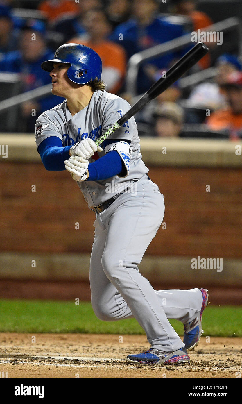 Le deuxième but des Dodgers de Los Angeles, Enrique Hernandez (14) des célibataires dans la cinquième manche contre les Mets de New York dans le jeu 4 de la NLDS contre l'au Citi Field de New York le 13 octobre 2015. Photo par Kane riche/UPI Banque D'Images Le deuxième but des Dodgers de Los Angeles, Enrique Hernandez (14) des célibataires dans la cinquième manche contre les Mets de New York dans le jeu 4 de la NLDS contre l'au Citi Field de New York le 13 octobre 2015. Photo par Kane riche/UPI Banque D'Images