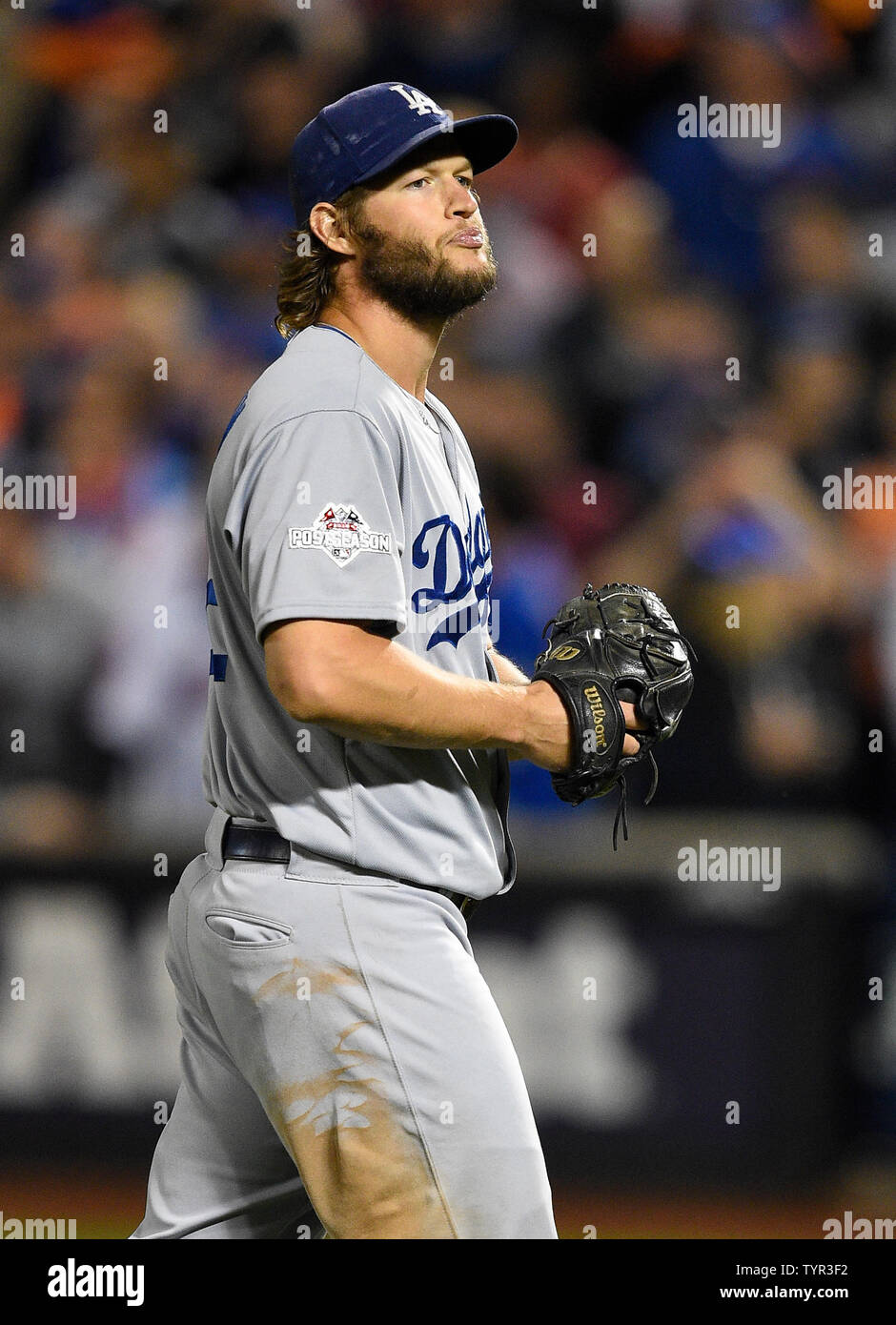 Le lanceur partant des Dodgers de Los Angeles, Clayton Kershaw (22) observe dans la septième manche contre les Mets de New York dans le jeu 4 de la NLDS contre l'au Citi Field de New York le 13 octobre 2015. Photo par Kane riche/UPI Banque D'Images Le lanceur partant des Dodgers de Los Angeles, Clayton Kershaw (22) observe dans la septième manche contre les Mets de New York dans le jeu 4 de la NLDS contre l'au Citi Field de New York le 13 octobre 2015. Photo par Kane riche/UPI Banque D'Images
