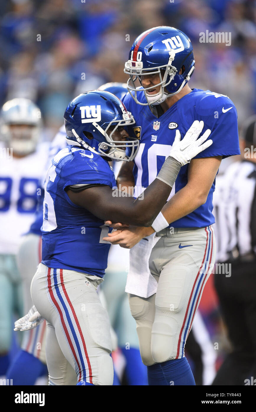 New York Giants quarterback Eli Manning (10) réagit avec les Giants de New York d'utiliser de nouveau Orleans Darkwa (26) après son 15 verges exécuté au cours du deuxième trimestre d'une semaine 7 de la saison NFL entre les Dallas Cowboys et les Giants de New York au Stade MetLife à East Rutherford, New Jersey le 25 octobre 2015. UPI/Riche Kane Banque D'Images New York Giants quarterback Eli Manning (10) réagit avec les Giants de New York d'utiliser de nouveau Orleans Darkwa (26) après son 15 verges exécuté au cours du deuxième trimestre d'une semaine 7 de la saison NFL entre les Dallas Cowboys et les Giants de New York au Stade MetLife à East Rutherford, New Jersey le 25 octobre 2015. UPI/Riche Kane Banque D'Images