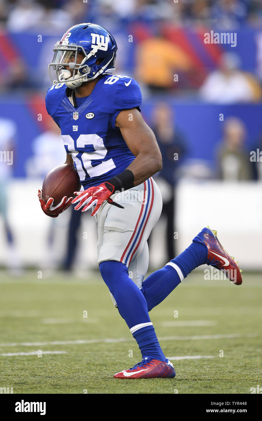 Les Giants de New York le receveur (82) Randle Rueben porte la balle pour un 24 mètres après une réception au cours du premier trimestre d'une semaine 7 de la saison NFL entre les Dallas Cowboys et les Giants de New York au Stade MetLife à East Rutherford, New Jersey le 25 octobre 2015. UPI/Riche Kane Banque D'Images Les Giants de New York le receveur (82) Randle Rueben porte la balle pour un 24 mètres après une réception au cours du premier trimestre d'une semaine 7 de la saison NFL entre les Dallas Cowboys et les Giants de New York au Stade MetLife à East Rutherford, New Jersey le 25 octobre 2015. UPI/Riche Kane Banque D'Images
