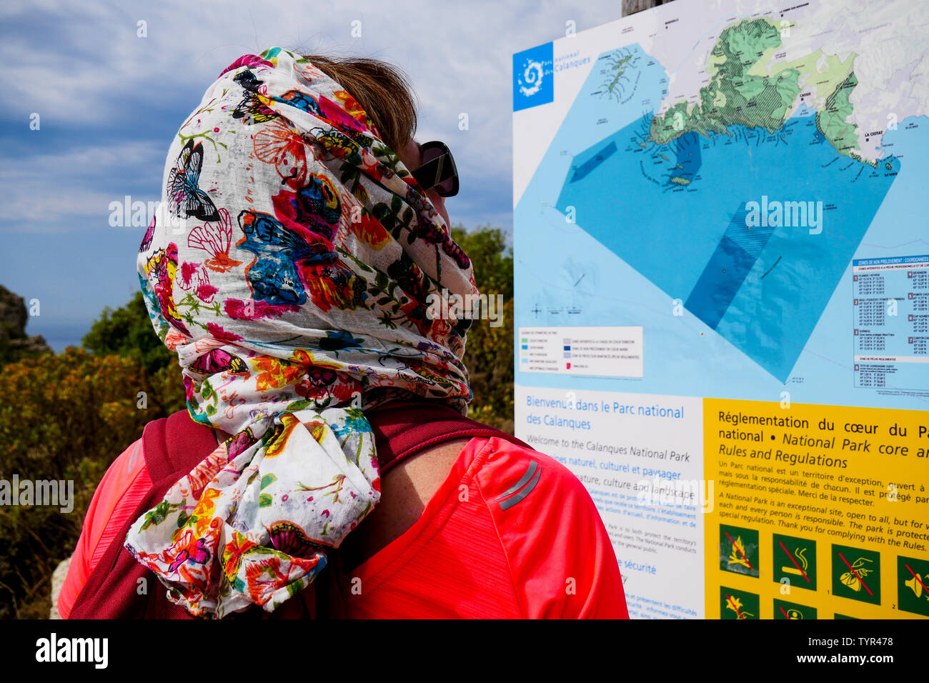 Femme à la recherche d'un randonneur site du Parc National des Calanques, Cap Canaille - Cap Canaille, Cassis, Bouches-du-Rhône, France Banque D'Images