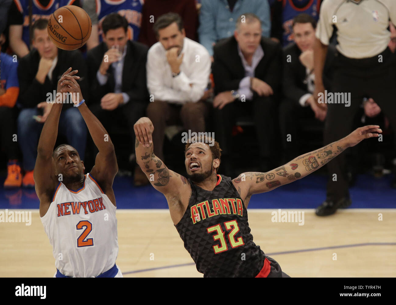 Atlanta Hawks Mike Scott et New York Knicks Langston Galloway géant pour un rebond au Madison Square Garden de New York le 29 octobre 2015. Photo de John Angelillo/UPI Banque D'Images