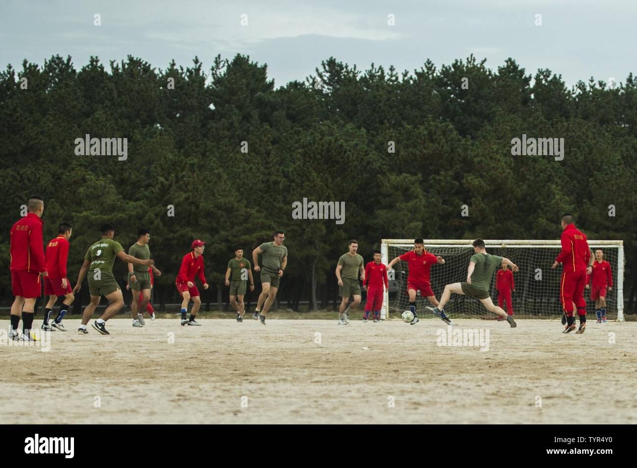 États-unis et République de Corée Marines jouer au soccer au cours de l'exercice maritime coréen 17-1 Programme, 21 novembre 2016 à Camp Mujuk, la Corée du Sud. KMEP est réalisée dans l'esprit de la République de Corée et les États-Unis Traité de défense mutuelle signé entre les deux nations le 1er octobre 1953. Les Marines américains sont affectés au 3e Bataillon, 2e Régiment de Marines, qui est l'avant déployés à partir de Camp Lejeune, en Caroline du Nord, à la 3e Division de marines, basée à Okinawa, au Japon. Banque D'Images