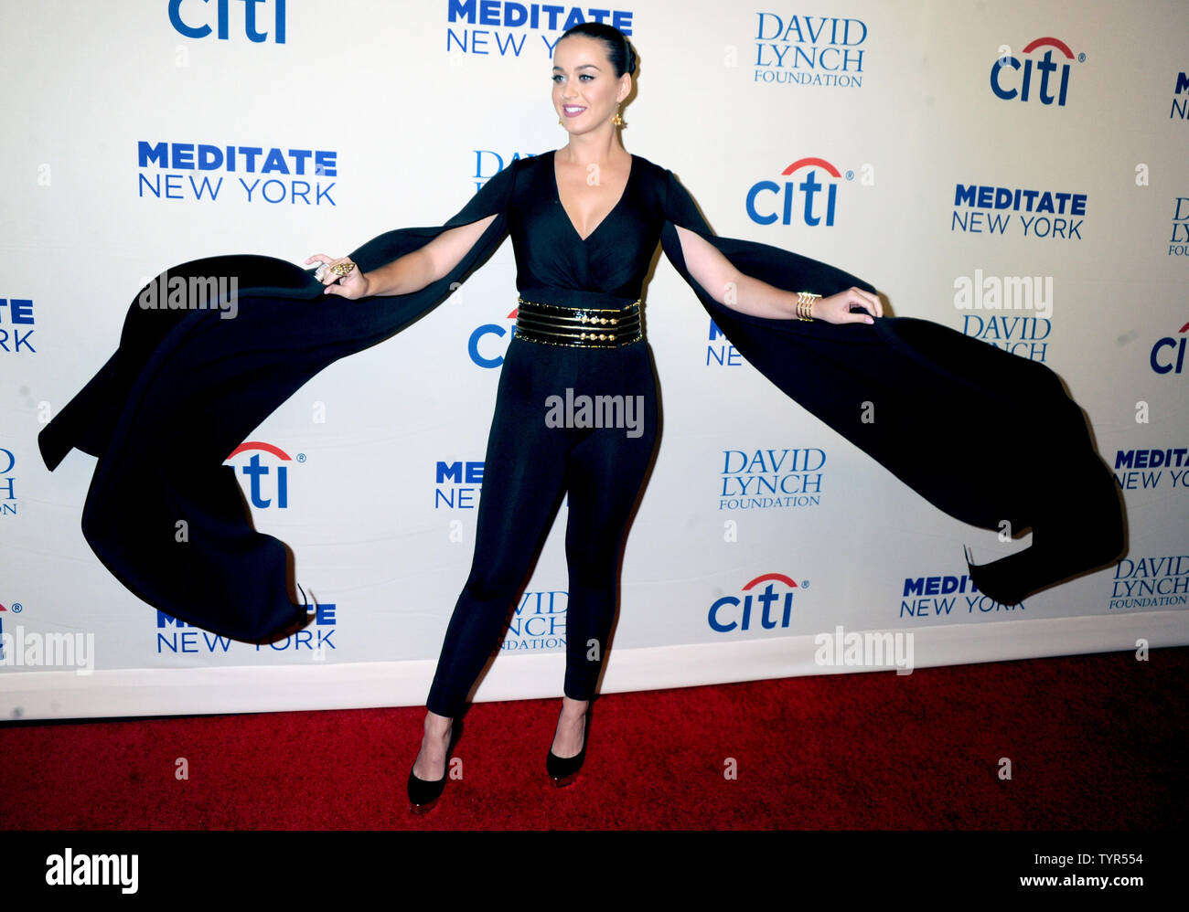 Katy Perry arrive sur le tapis rouge pour le changement commence à l'intérieur : un David Lynch Foundation Benefit Concert au Carnegie Hall, le 4 novembre 2015 à New York. Photo par Dennis Van Tine/UPI Banque D'Images