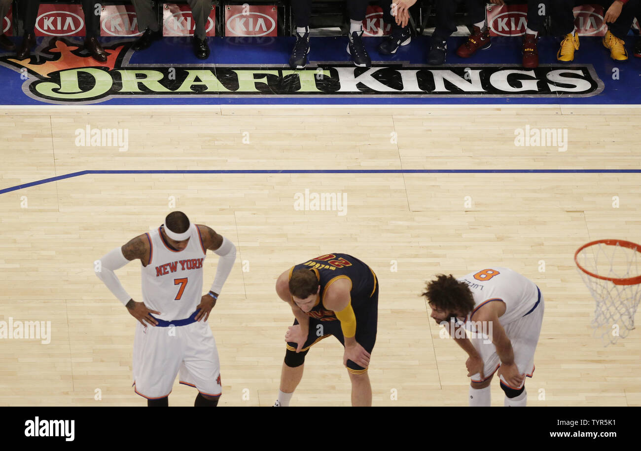 Un DraftKings logo est sur la cour lorsque Cleveland Cavaliers jouent les New York Knicks au Madison Square Garden de New York le 13 novembre 2015. DraftKings géants fantasy quotidienne et FanDuel ont déposé une poursuite chaque vendredi en Cour Suprême de New York à Manhattan pour tenter de mettre fin à New York procureur général Eric Schneiderman à partir de l'exécution de sa menace d'interdire les jeux tous les jours de l'état de New York. Photo de John Angelillo/UPI Banque D'Images