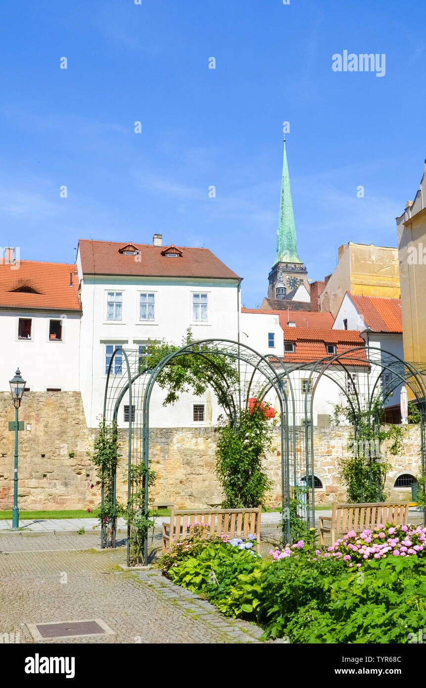 De beaux bâtiments dans la vieille ville de Plzen, République tchèque à dominante de la cathédrale Saint-Barthélemy, tourné à partir de parc adjacent. Pilsen, en Bohême de l'Ouest, République tchèque. Journée ensoleillée, ciel bleu. Banque D'Images