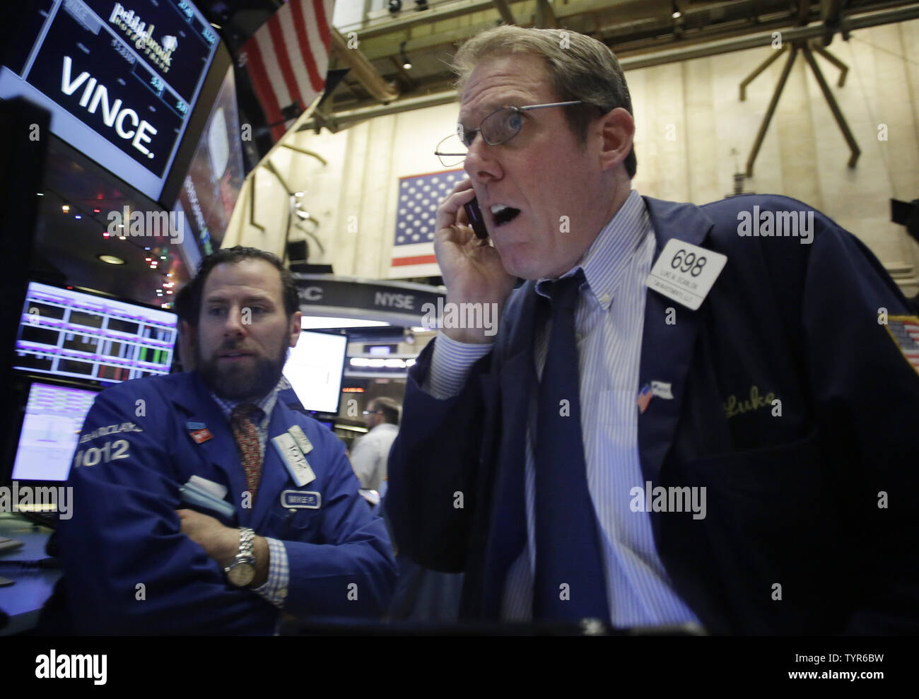 Traders travailler sur le parquet de la Bourse à la cloche d'ouverture à la Bourse de New York sur Wall Street à New York City le 4 décembre 2015. L'ouverture des stocks plus élevés après un rapport que l'économie américaine a généré 211 000 emplois en novembre, un nombre qui a dépassé les attentes et a peut-être tourné la dernière touche de la Réserve fédérale de randonnée pédestre les taux d'intérêt plus tard ce mois-ci. Photo de John Angelillo/UPI Banque D'Images