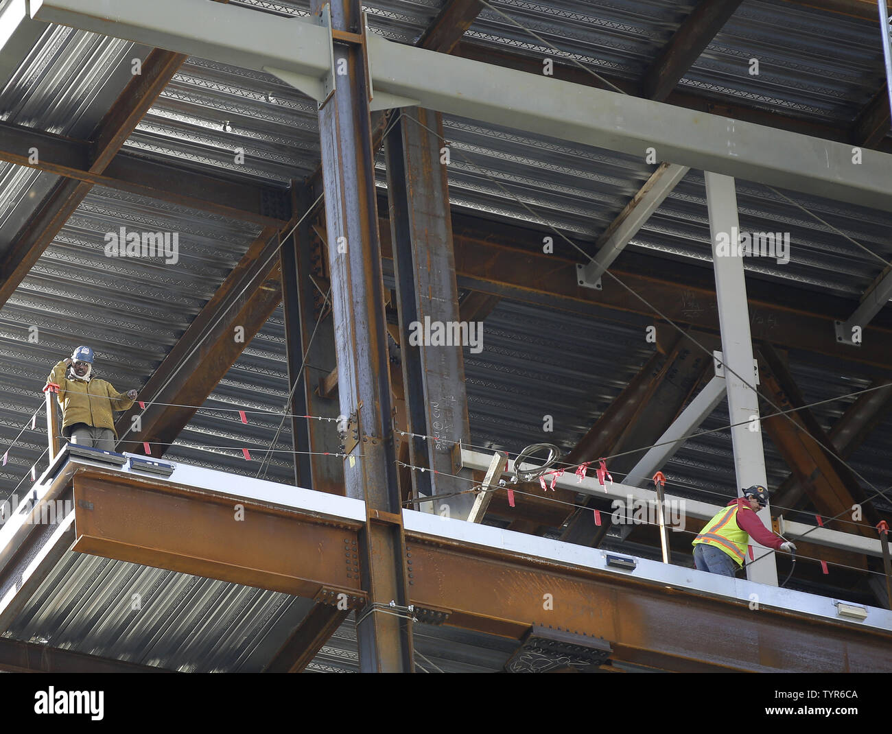 Les travailleurs de la construction se tenir sur les étages supérieurs d'un bâtiment en cours de construction sur l'Avenue de New York à New York le 4 décembre 2015. L'économie américaine a généré 211 000 emplois en novembre, un nombre qui a dépassé les attentes et a peut-être tourné la dernière touche de la Réserve fédérale de randonnée pédestre les taux d'intérêt plus tard ce mois-ci. Photo de John Angelillo/UPI Banque D'Images