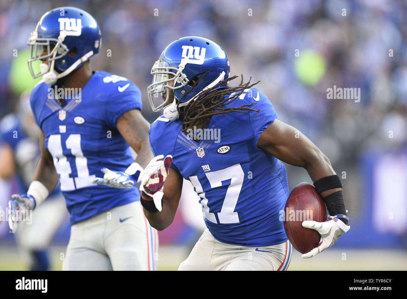 Les Giants de New York le receveur Dwayne Harris (17) s'exécute en arrière un retour de 80 verges au 2ème trimestre contre les Jets de New York au Stade MetLife à East Rutherford, New Jersey le 6 décembre 2015. Photo par Kane riche/UPI Banque D'Images Les Giants de New York le receveur Dwayne Harris (17) s'exécute en arrière un retour de 80 verges au 2ème trimestre contre les Jets de New York au Stade MetLife à East Rutherford, New Jersey le 6 décembre 2015. Photo par Kane riche/UPI Banque D'Images