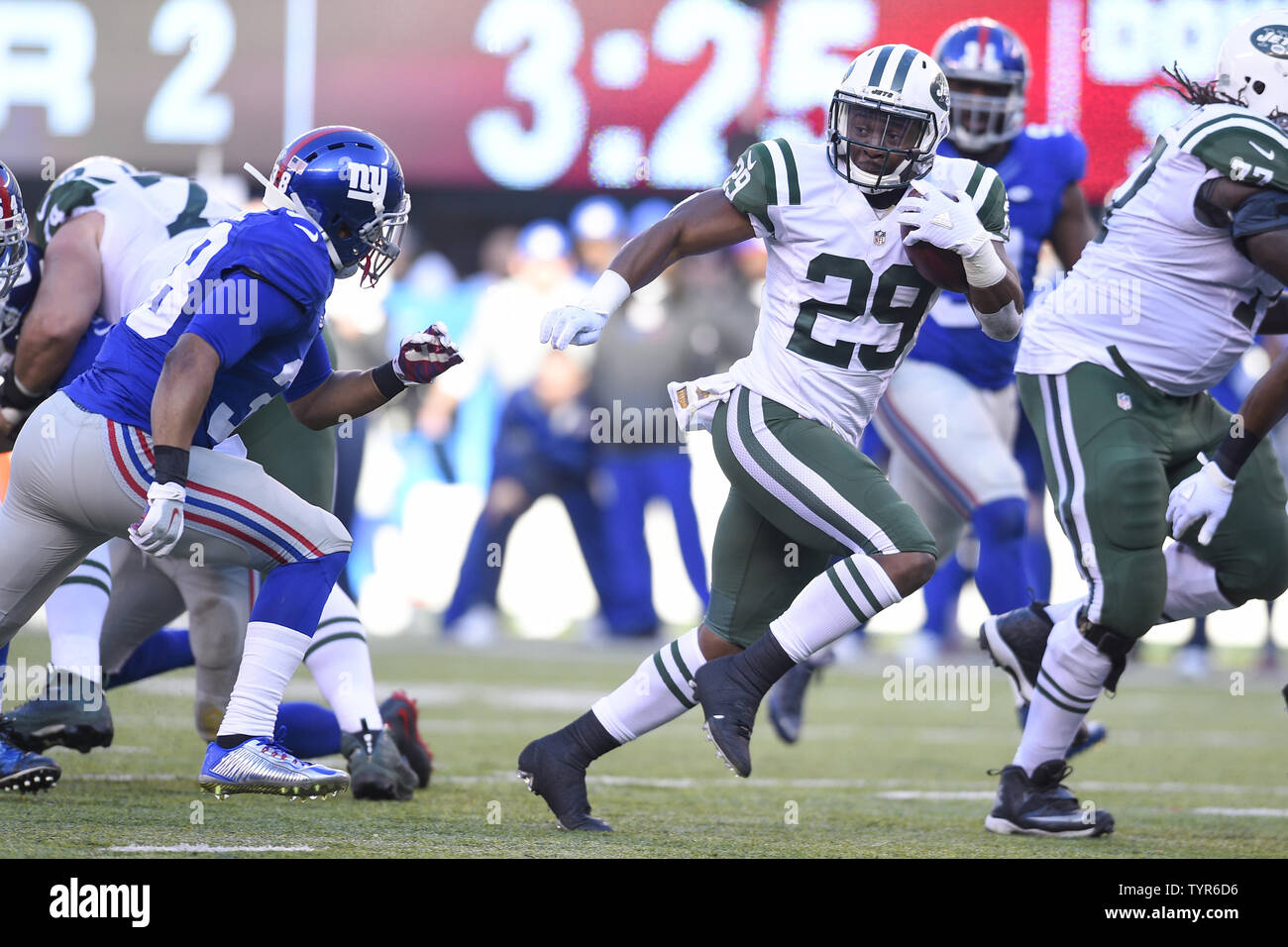 New York Jets d'utiliser de nouveau Bilal Powell (29) sur une réception de 25 verges au 2ème trimestre contre les Giants de New York au Stade MetLife à East Rutherford, New Jersey le 6 décembre 2015. Photo par Kane riche/UPI Banque D'Images