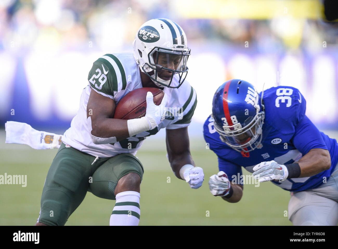 New York Jets d'utiliser de nouveau Bilal Powell (29) s'exécute à partir de la défense de New York Giants Jayron évoluait Hosley (28) au 2ème trimestre à MetLife Stadium à East Rutherford, New Jersey le 6 décembre 2015. Photo par Kane riche/UPI Banque D'Images New York Jets d'utiliser de nouveau Bilal Powell (29) s'exécute à partir de la défense de New York Giants Jayron évoluait Hosley (28) au 2ème trimestre à MetLife Stadium à East Rutherford, New Jersey le 6 décembre 2015. Photo par Kane riche/UPI Banque D'Images