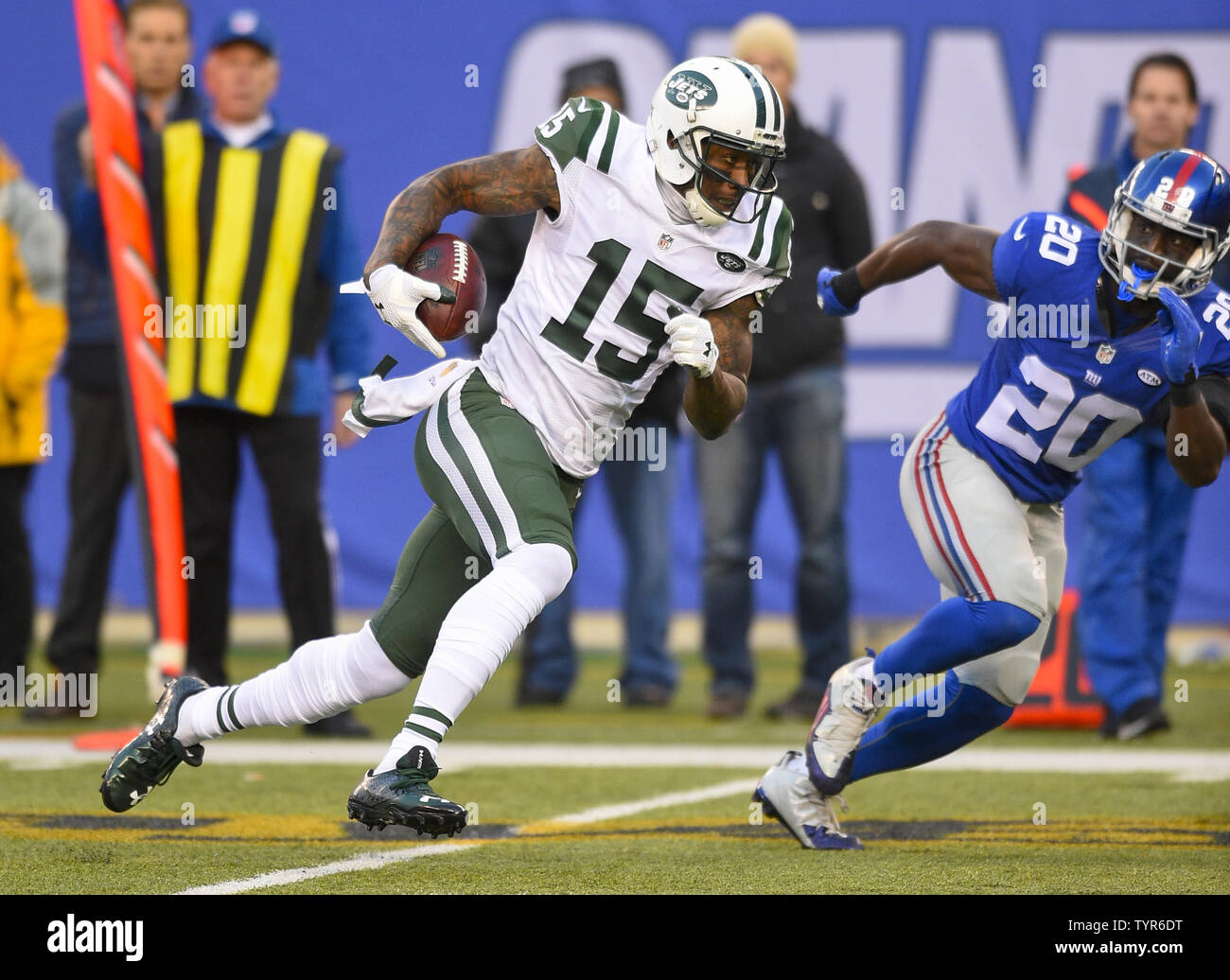 New York Jets receveur Brandon Marshall (15) fait une cour 25 Gain de réception au 4ème trimestre contre les Giants de New York au Stade MetLife à East Rutherford, New Jersey le 6 décembre 2015. Photo par Kane riche/UPI Banque D'Images New York Jets receveur Brandon Marshall (15) fait une cour 25 Gain de réception au 4ème trimestre contre les Giants de New York au Stade MetLife à East Rutherford, New Jersey le 6 décembre 2015. Photo par Kane riche/UPI Banque D'Images