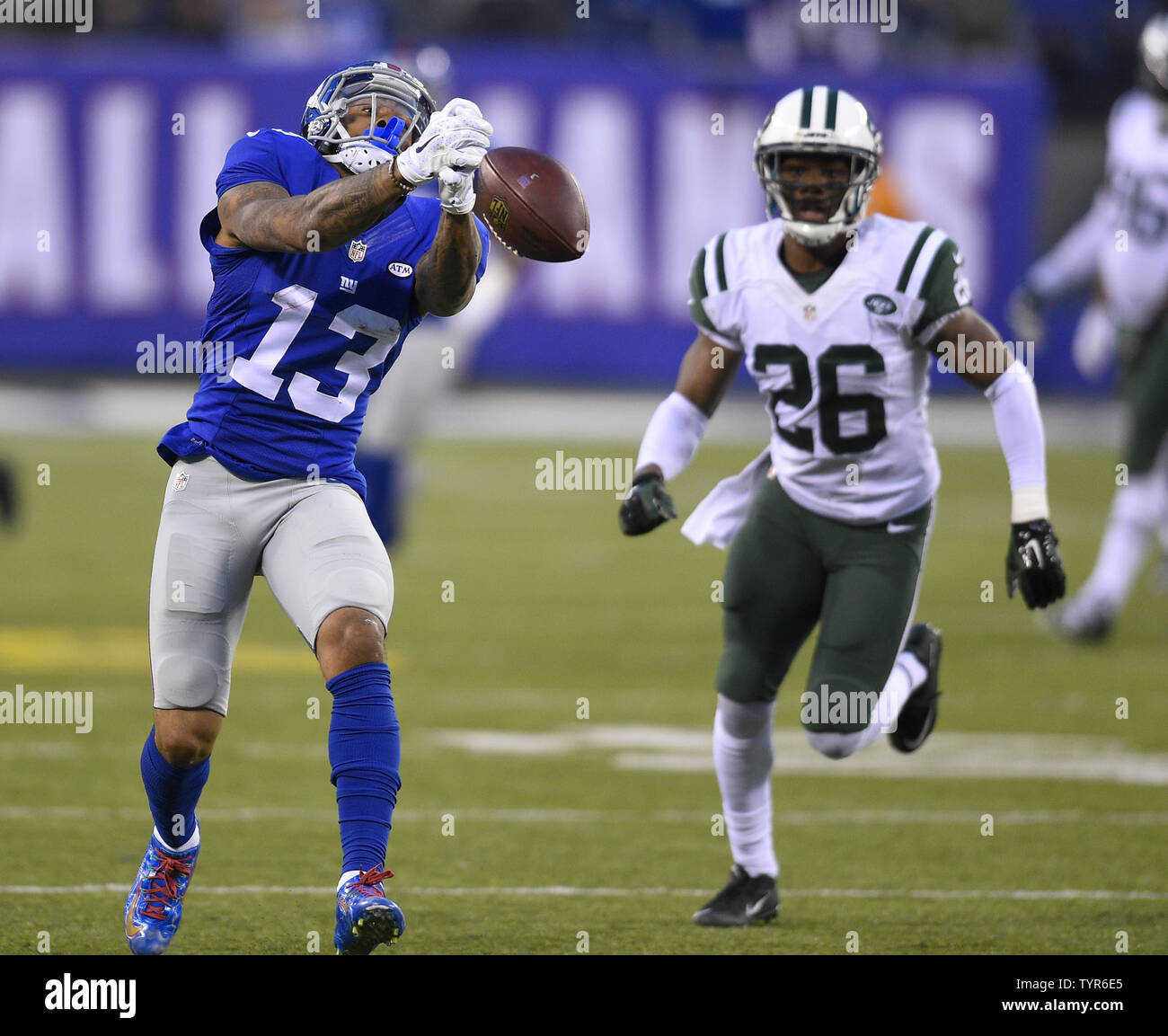 Les Giants de New York le receveur Odell Beckham (13 gouttes) a réussi la 4ème trimestre comme New York Jets Darrin évoluait Murs (26) contre les New York Jets à MetLife Stadium à East Rutherford, New Jersey le 6 décembre 2015. Photo par Kane riche/UPI Banque D'Images Les Giants de New York le receveur Odell Beckham (13 gouttes) a réussi la 4ème trimestre comme New York Jets Darrin évoluait Murs (26) contre les New York Jets à MetLife Stadium à East Rutherford, New Jersey le 6 décembre 2015. Photo par Kane riche/UPI Banque D'Images