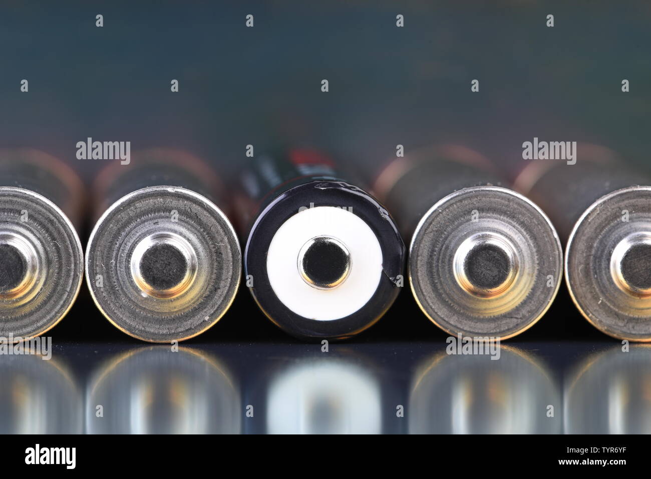 Batterie de rangs sur fond métallique avec réflexion Banque D'Images