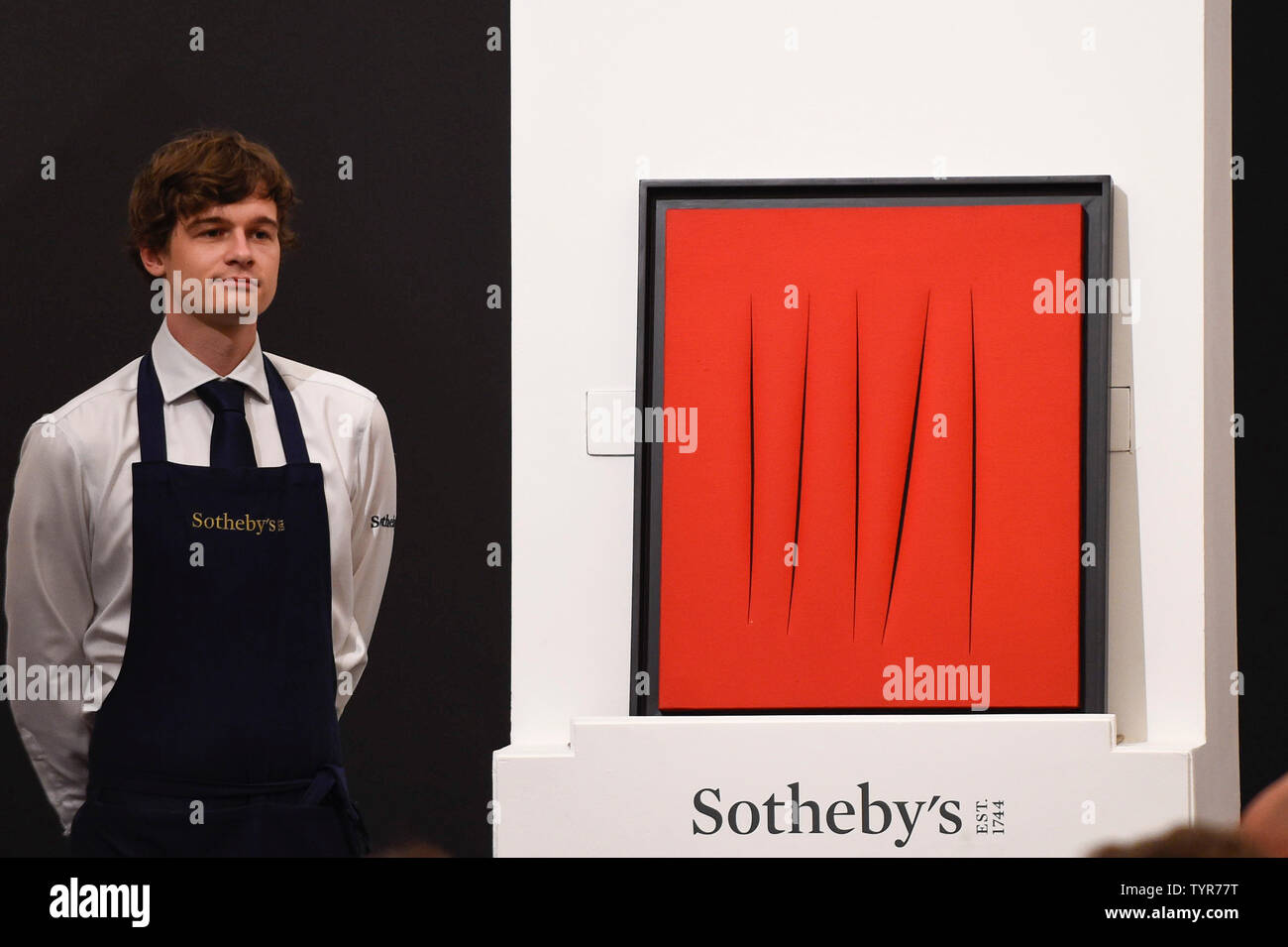 Londres, Royaume-Uni. 26 juin 2019. ''Concetto Spaziale, attentes'' par Lucio Fontana, (Est. 1 800 000 € - 2 500 000) ) vendu pour un prix de £2 000 000 marteau de Sotheby's Contemporary Art Evening Sale dans leurs galeries New Bond Street. Crédit : Stephen Chung / Alamy Live News Banque D'Images
