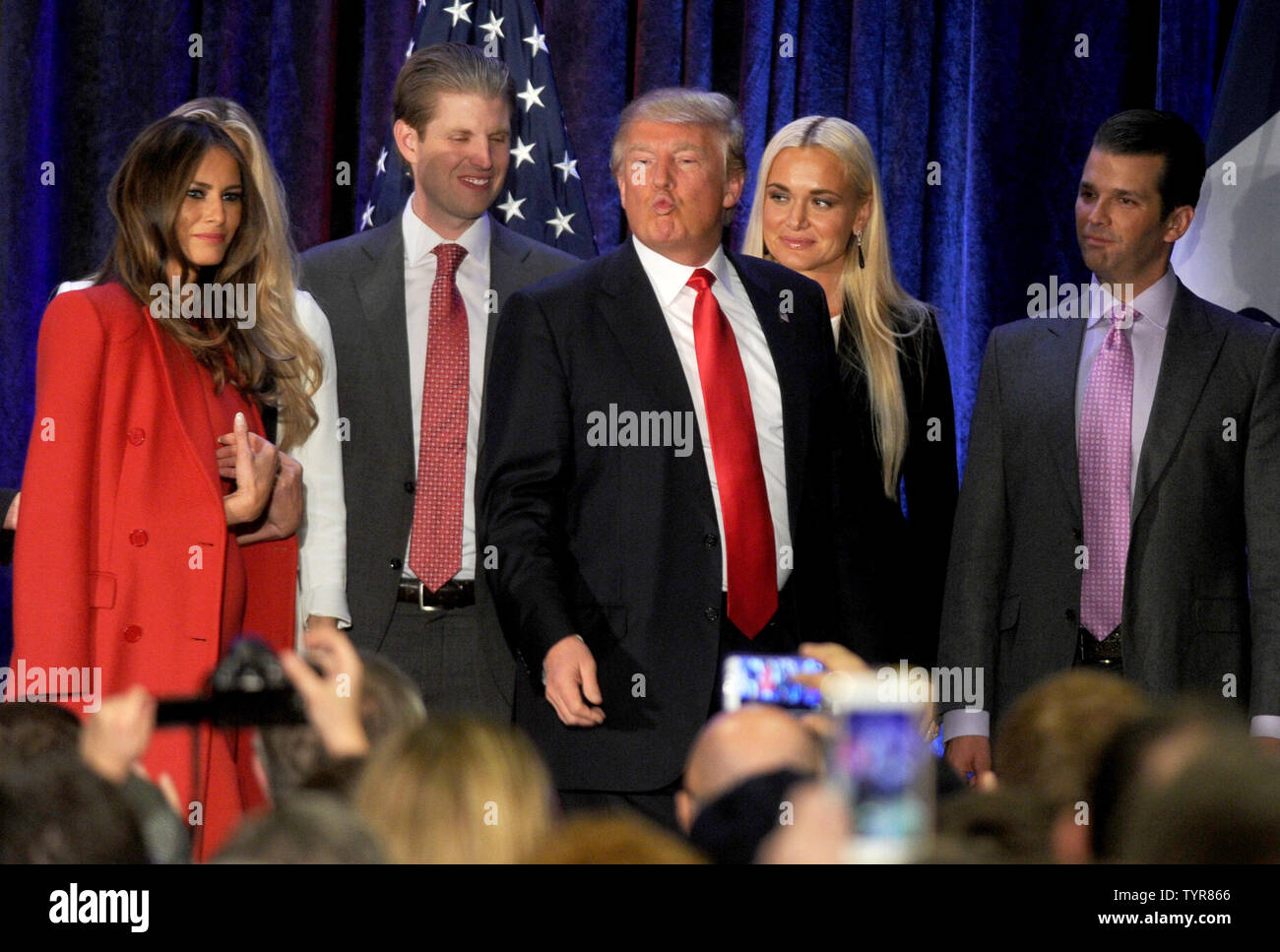 Melania Trump, Lara Yunaska, Eric Trump, Vanessa Haydon et Donald Trump Jr. stand avec candidat présidentiel républicain Donald Trump parler après son entrée à la deuxième place à son caucus de l'Iowa de collecte de nuit le 1 février 2016 à Des Moines, Iowa. La sénateur Ted Cruz a remporté le caucus républicain de l'Iowa. Photo par Dennis Van Tine/UPI Banque D'Images