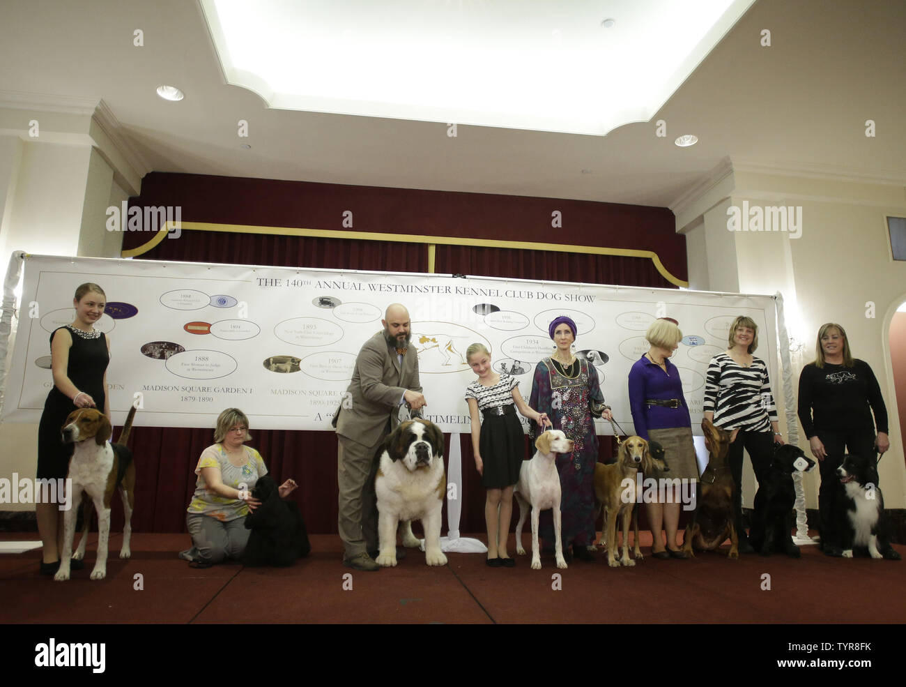 Les maîtres-chiens, dog show junior et obéissance exposants, une 'Meet de Saluki et en concurrence" et 3 concurrents obéissance montrer leurs talents dans une demo évènement juste quelques semaines avant la 140e assemblée annuelle Westminster Kennel Club Dog Show au Madison Square Garden de New York le 11 février 2016. Le premier spectacle de Westminster a eu lieu le 8 mai 1877, ce qui en fait la deuxième plus longue tenue en permanence l'événement sportif en United States derrière seulement le Derby du Kentucky, qui a lieu pour la première fois en 1875. Photo de John Angelillo/UPI Banque D'Images