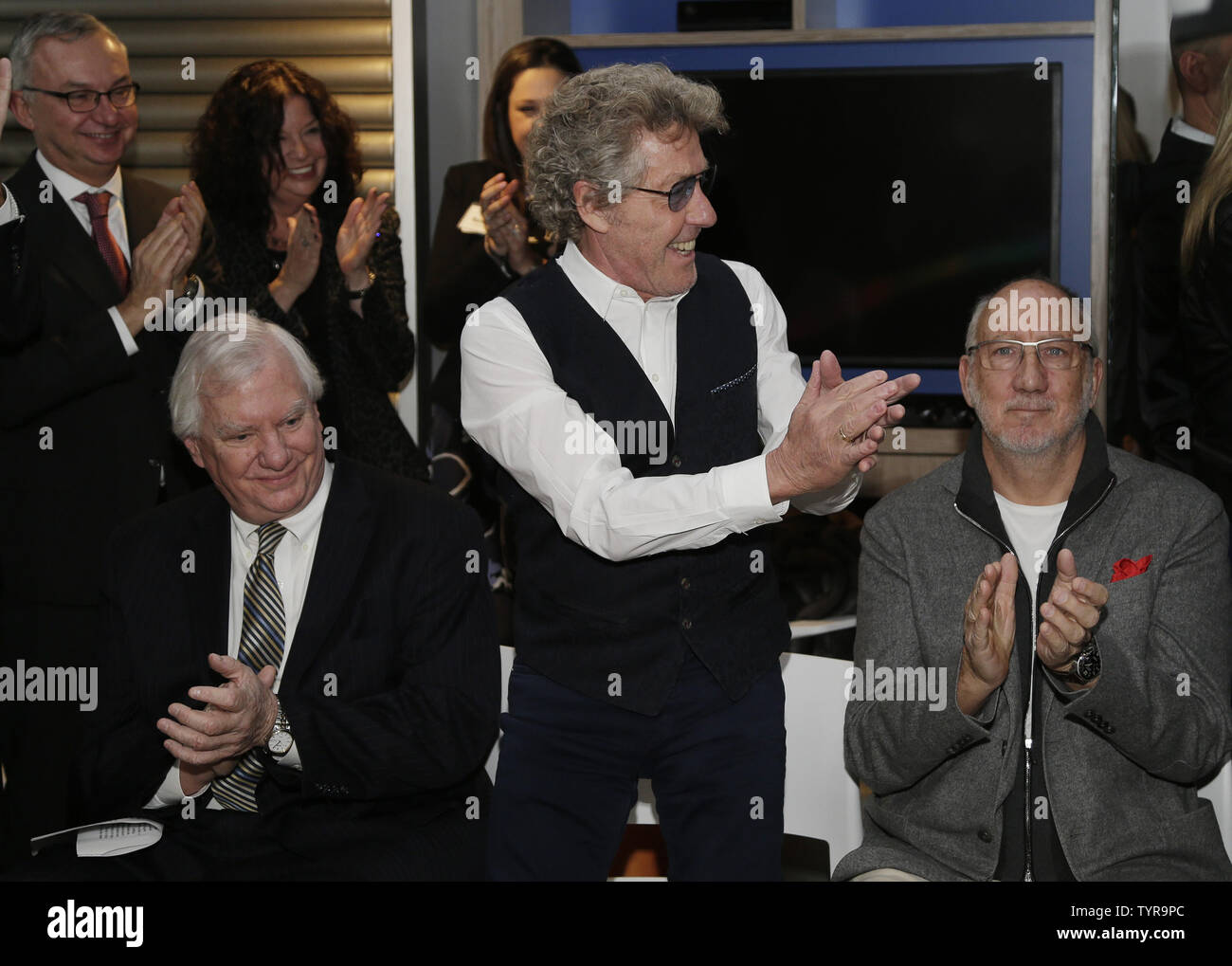 Roger Daltrey et Pete Townshend du qui applaudissent à l'ouverture de la nouvelle Memorial Sloan Kettering Cancer Center les adolescentes et les jeunes (TYA) locaux à New York City le 18 mars 2016. Le salon est allé(e) à l'événement par l'OMS/hommes et des représentants d'Amérique du cancer chez les adolescents, l'organisation à but non lucratif qu'ils co-fondée pour développer des installations spécialisées pour les adolescents et les jeunes adultes atteints de cancer. Le salon a été rendue possible par un don d'un million de dollars à l'OMS. Photo de John Angelillo/UPI Banque D'Images