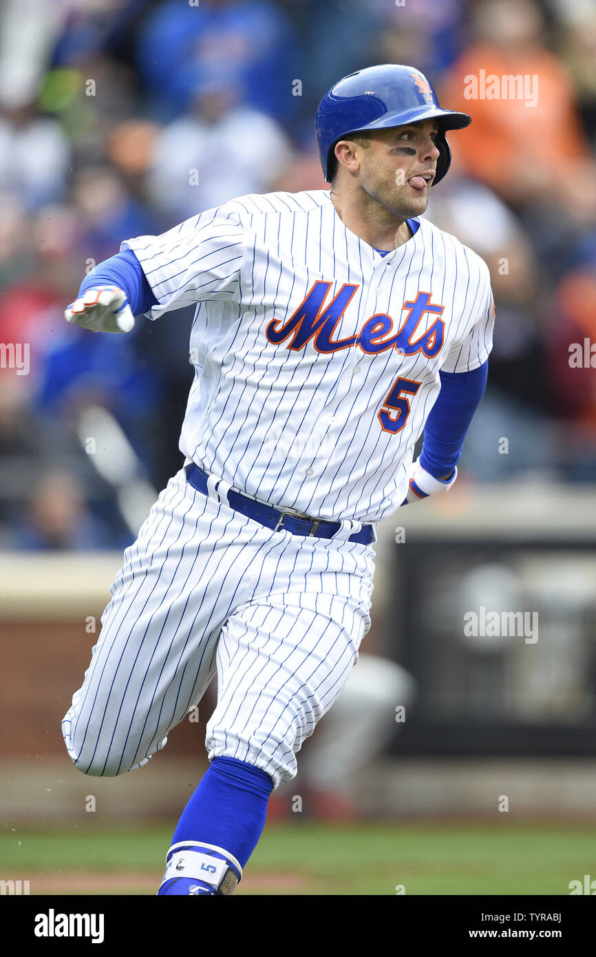 Mets de New York de troisième but David Wright (5) s'exécute à la première lorsque la nouvelle York Mets jouer les Phillies de Philadelphie le jour d'ouverture de Citi Field de New York, le 8 avril 2016. Photo par Kane riche/UPI Banque D'Images Mets de New York de troisième but David Wright (5) s'exécute à la première lorsque la nouvelle York Mets jouer les Phillies de Philadelphie le jour d'ouverture de Citi Field de New York, le 8 avril 2016. Photo par Kane riche/UPI Banque D'Images