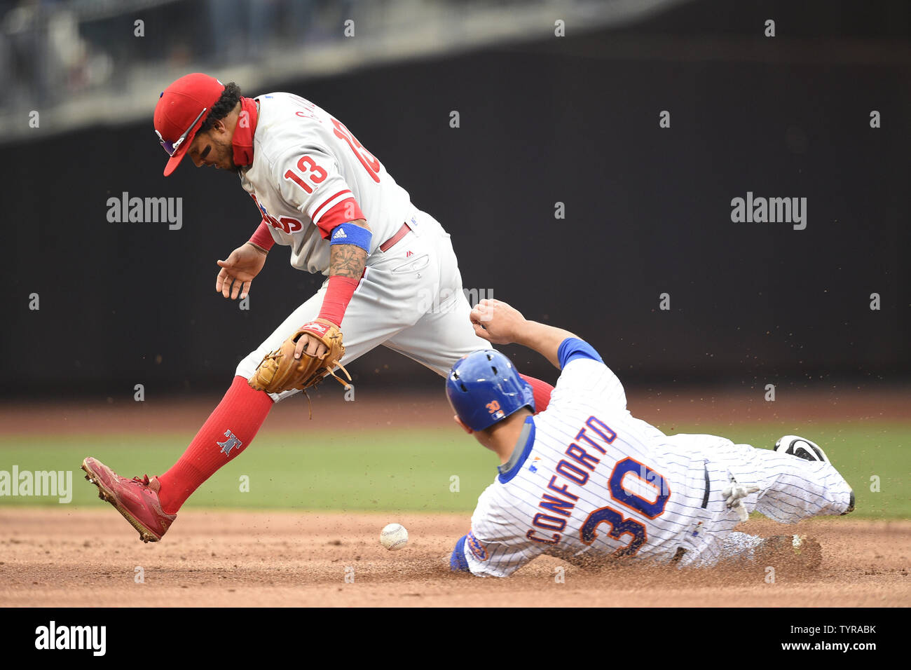 Le voltigeur des Mets de New York Michael Conforto (30) glisse en toute sécurité dans un deuxième choix joueurs comme l'arrêt-court des Phillies de Philadelphie Freddy Galvis (13) abandonne les jour d'ouverture de Citi Field de New York, le 8 avril 2016. Photo par Kane riche/UPI Banque D'Images Le voltigeur des Mets de New York Michael Conforto (30) glisse en toute sécurité dans un deuxième choix joueurs comme l'arrêt-court des Phillies de Philadelphie Freddy Galvis (13) abandonne les jour d'ouverture de Citi Field de New York, le 8 avril 2016. Photo par Kane riche/UPI Banque D'Images