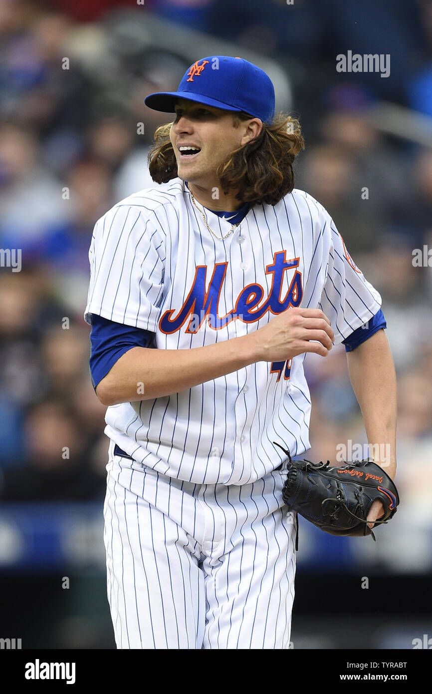 Mets de New York le lanceur partant Jacob deGrom (48) réagit après un lancer contre les Phillies de Philadelphie le jour d'ouverture de Citi Field de New York, le 8 avril 2016. Photo par Kane riche/UPI Banque D'Images Mets de New York le lanceur partant Jacob deGrom (48) réagit après un lancer contre les Phillies de Philadelphie le jour d'ouverture de Citi Field de New York, le 8 avril 2016. Photo par Kane riche/UPI Banque D'Images