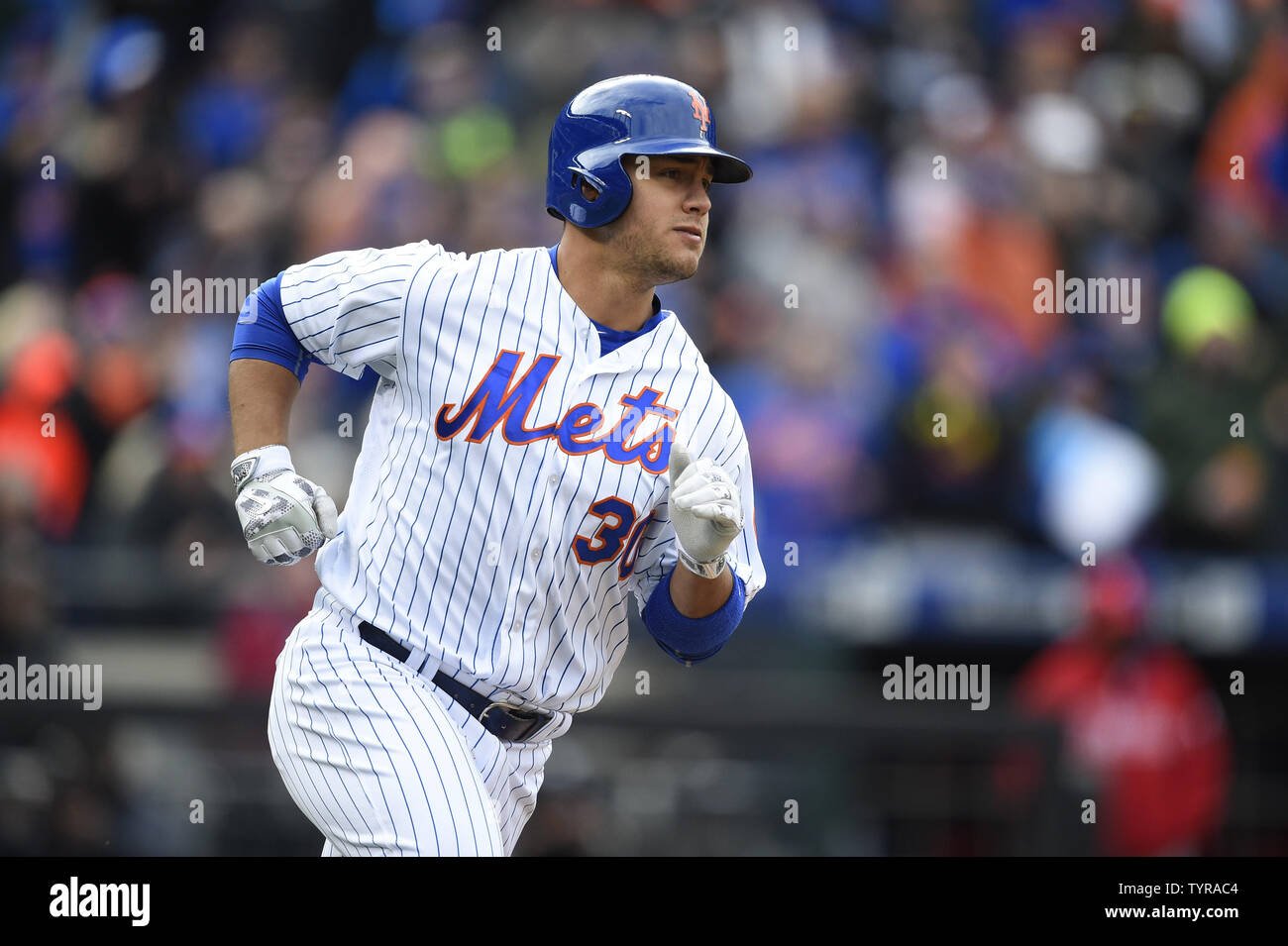 Le voltigeur des Mets de New York Michael Conforto (30) tours d'abord dans la 7e manche après un run 2 simple comme les mets prendre sur les Phillies de Philadelphie le jour d'ouverture de Citi Field de New York, le 8 avril 2016. Photo par Kane riche/UPI Banque D'Images Le voltigeur des Mets de New York Michael Conforto (30) tours d'abord dans la 7e manche après un run 2 simple comme les mets prendre sur les Phillies de Philadelphie le jour d'ouverture de Citi Field de New York, le 8 avril 2016. Photo par Kane riche/UPI Banque D'Images