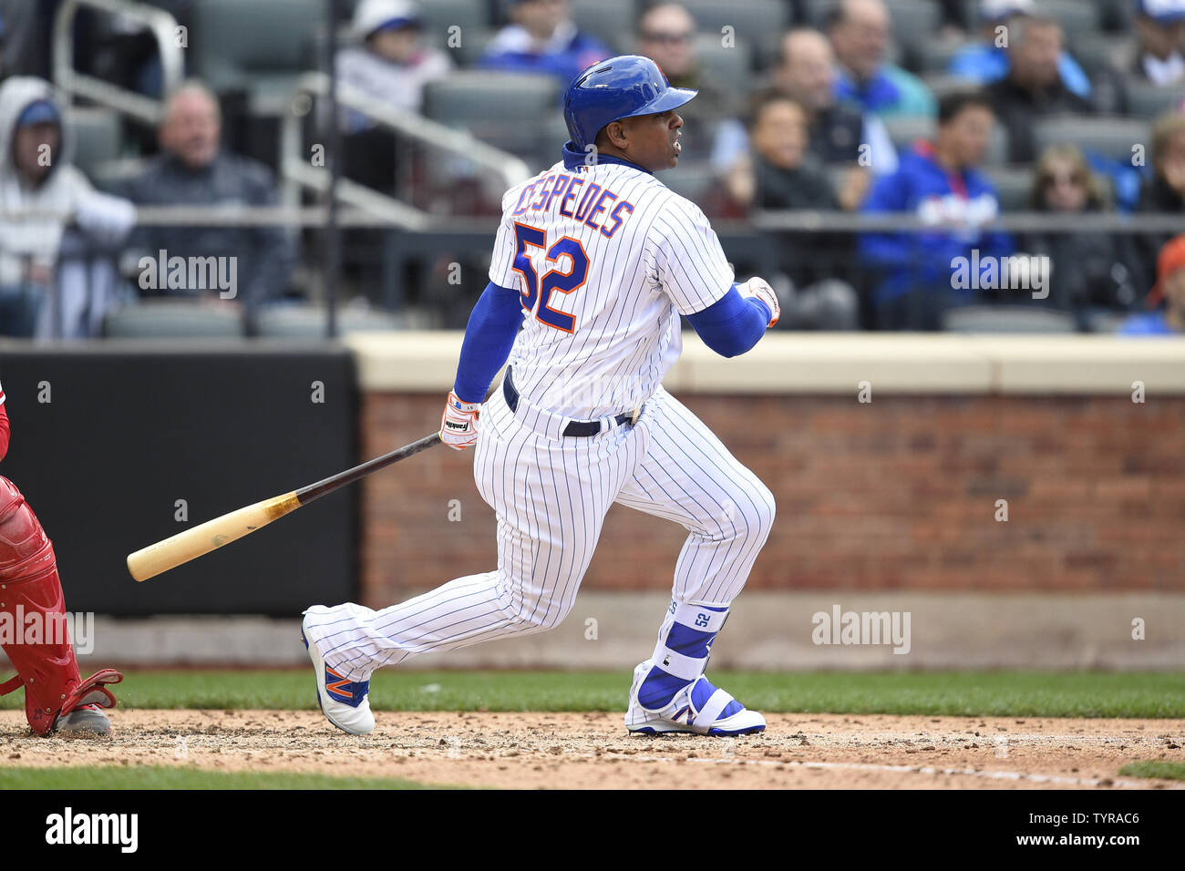 Le voltigeur des New York Mets Yoenis Cespedes (52) des célibataires dans le 7ème contre les Phillies de Philadelphie le jour d'ouverture de Citi Field de New York, le 8 avril 2016. Photo par Kane riche/UPI Banque D'Images Le voltigeur des New York Mets Yoenis Cespedes (52) des célibataires dans le 7ème contre les Phillies de Philadelphie le jour d'ouverture de Citi Field de New York, le 8 avril 2016. Photo par Kane riche/UPI Banque D'Images