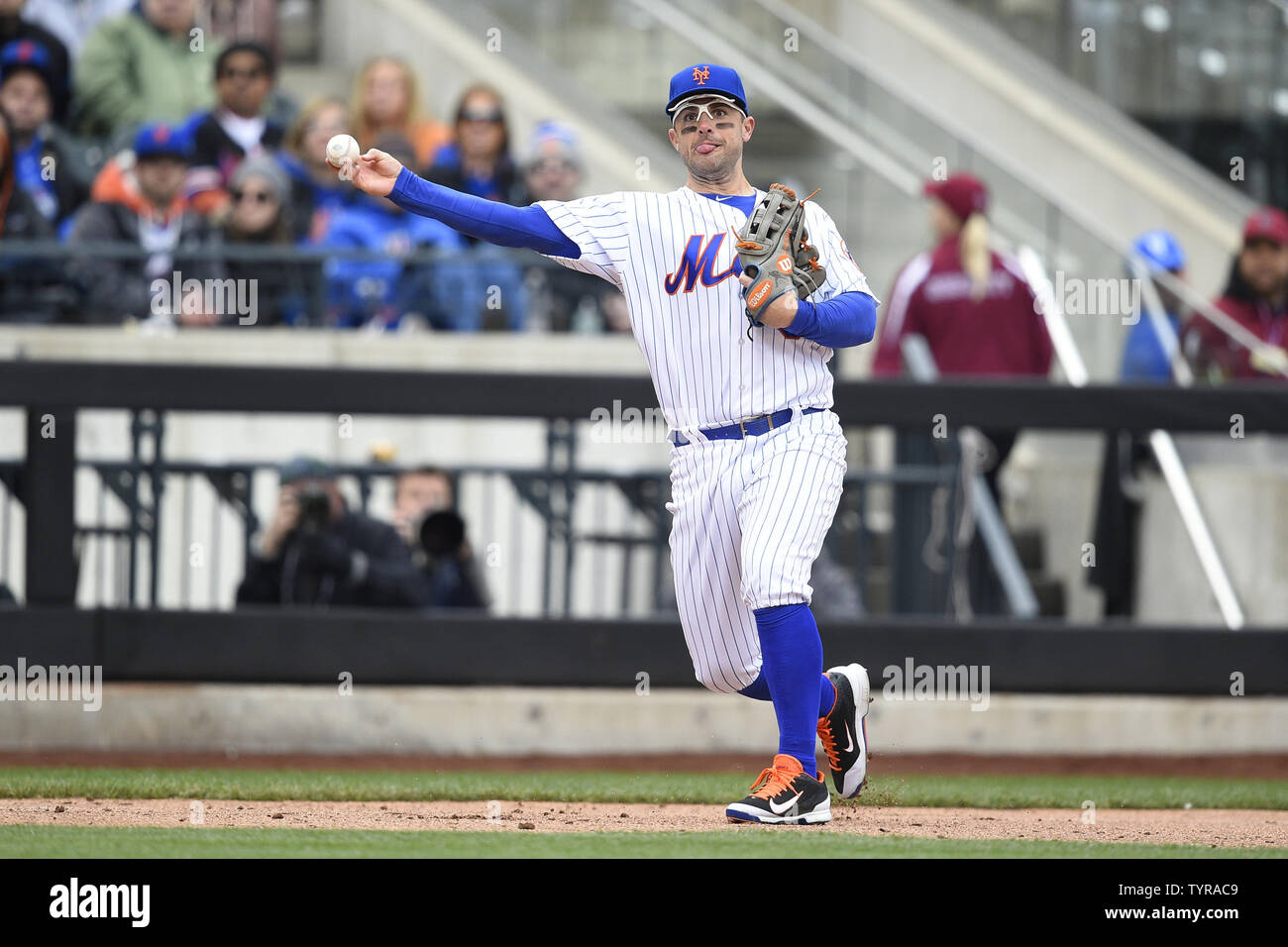 Mets de New York de troisième but David Wright (5) throws à première lorsque la nouvelle York Mets jouer les Phillies de Philadelphie le jour d'ouverture de Citi Field de New York, le 8 avril 2016. Photo par Kane riche/UPI Banque D'Images Mets de New York de troisième but David Wright (5) throws à première lorsque la nouvelle York Mets jouer les Phillies de Philadelphie le jour d'ouverture de Citi Field de New York, le 8 avril 2016. Photo par Kane riche/UPI Banque D'Images
