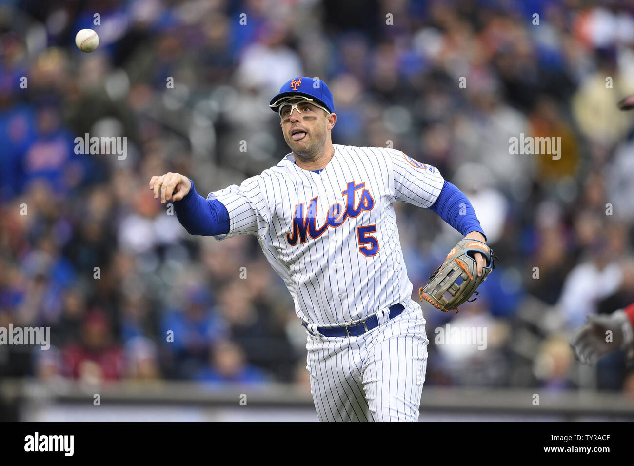 Mets de New York de troisième but David Wright (5) lance le deuxième but des Phillies de Philadelphie Cesar Hernandez (non représenté) dans la 8e manche le jour d'ouverture de Citi Field de New York, le 8 avril 2016. Photo par Kane riche/UPI Banque D'Images Mets de New York de troisième but David Wright (5) lance le deuxième but des Phillies de Philadelphie Cesar Hernandez (non représenté) dans la 8e manche le jour d'ouverture de Citi Field de New York, le 8 avril 2016. Photo par Kane riche/UPI Banque D'Images