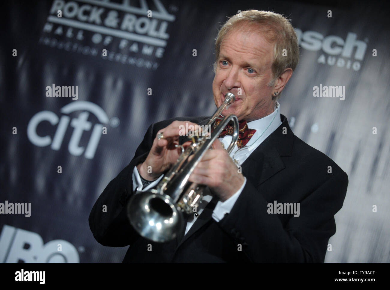 Inductee Lee Loughnane de Chicago arrive dans la salle de presse au 31e Congrès annuel Rock and Roll Hall of Fame de la cérémonie au Barclays Center le 8 avril 2016 à New York. Les caractéristiques de la classe 2016, Chicago Tour Cheep et Deep Purple. Photo par Dennis Van Tine/UPI Banque D'Images