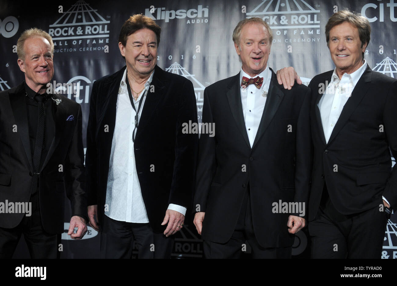 Inductees James Pankow, Walter Parazaider, Lee Loughnane et Robert Lamm de Chicago arrivent dans la salle de presse au 31e Congrès annuel Rock and Roll Hall of Fame de la cérémonie au Barclays Center le 8 avril 2016 à New York. Les caractéristiques de la classe 2016, Chicago Tour Cheep et Deep Purple. Photo par Dennis Van Tine/UPI Banque D'Images