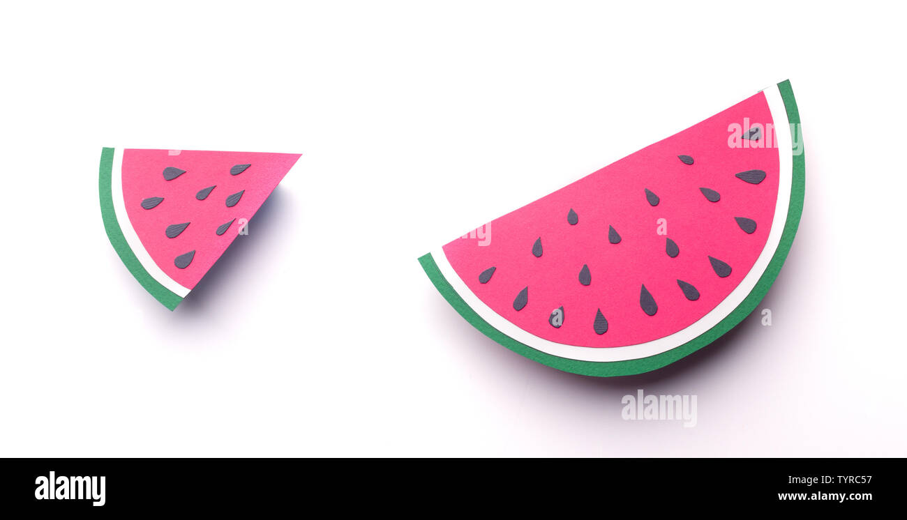 Fond d'été avec des tranches de melon sur blanc Banque D'Images