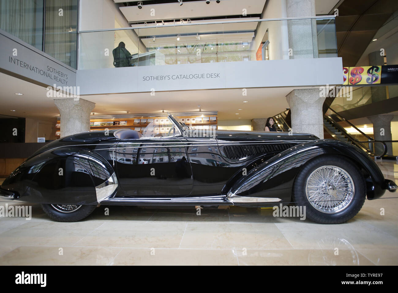 Une rare et très convoité Alfa Romeo d'avant-guerre est sur l'affichage à Sotheby's à New York le 21 juillet 2016. La prochaine adjudication représente la première fois qu'un exemple de cette extrêmement rare Alfa a été offert à la vente publique de ce siècle. La voiture devrait dépasser l'actuel record pour une voiture vendue avant-guerre lorsqu'il se met aux enchères le mois prochain. L'enregistrement courant pour toute voiture d'avant-guerre aux enchères est 11 770 000 $ pour un 1936 Mercedes-Benz 540 K Roadster spécial vendu en 2012. Photo de John Angelillo/UPI Banque D'Images