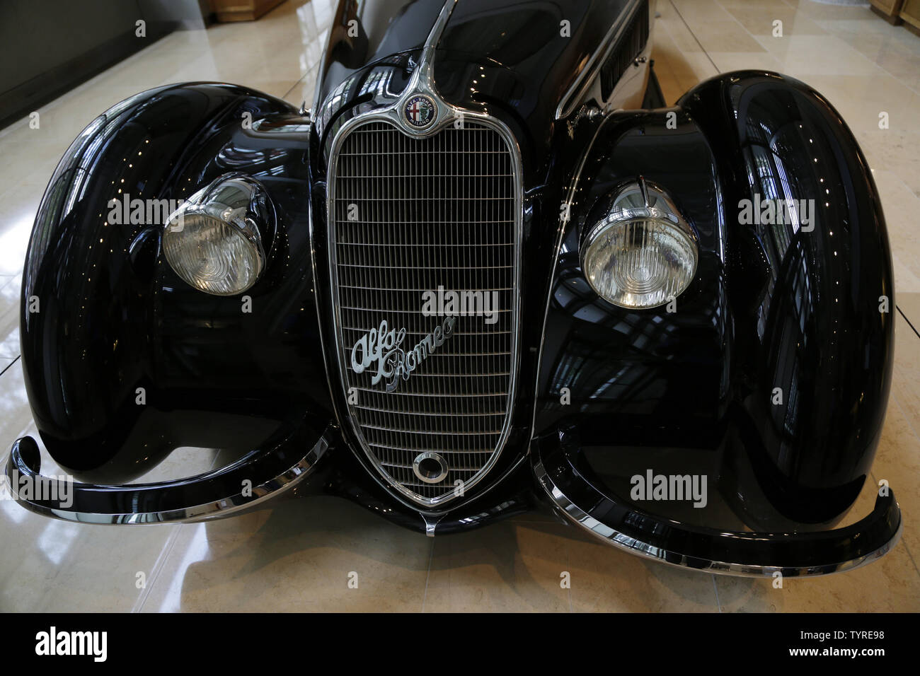 Une rare et très convoité Alfa Romeo d'avant-guerre est sur l'affichage à Sotheby's à New York le 21 juillet 2016. La prochaine adjudication représente la première fois qu'un exemple de cette extrêmement rare Alfa a été offert à la vente publique de ce siècle. La voiture devrait dépasser l'actuel record pour une voiture vendue avant-guerre lorsqu'il se met aux enchères le mois prochain. L'enregistrement courant pour toute voiture d'avant-guerre aux enchères est 11 770 000 $ pour un 1936 Mercedes-Benz 540 K Roadster spécial vendu en 2012. Photo de John Angelillo/UPI Banque D'Images
