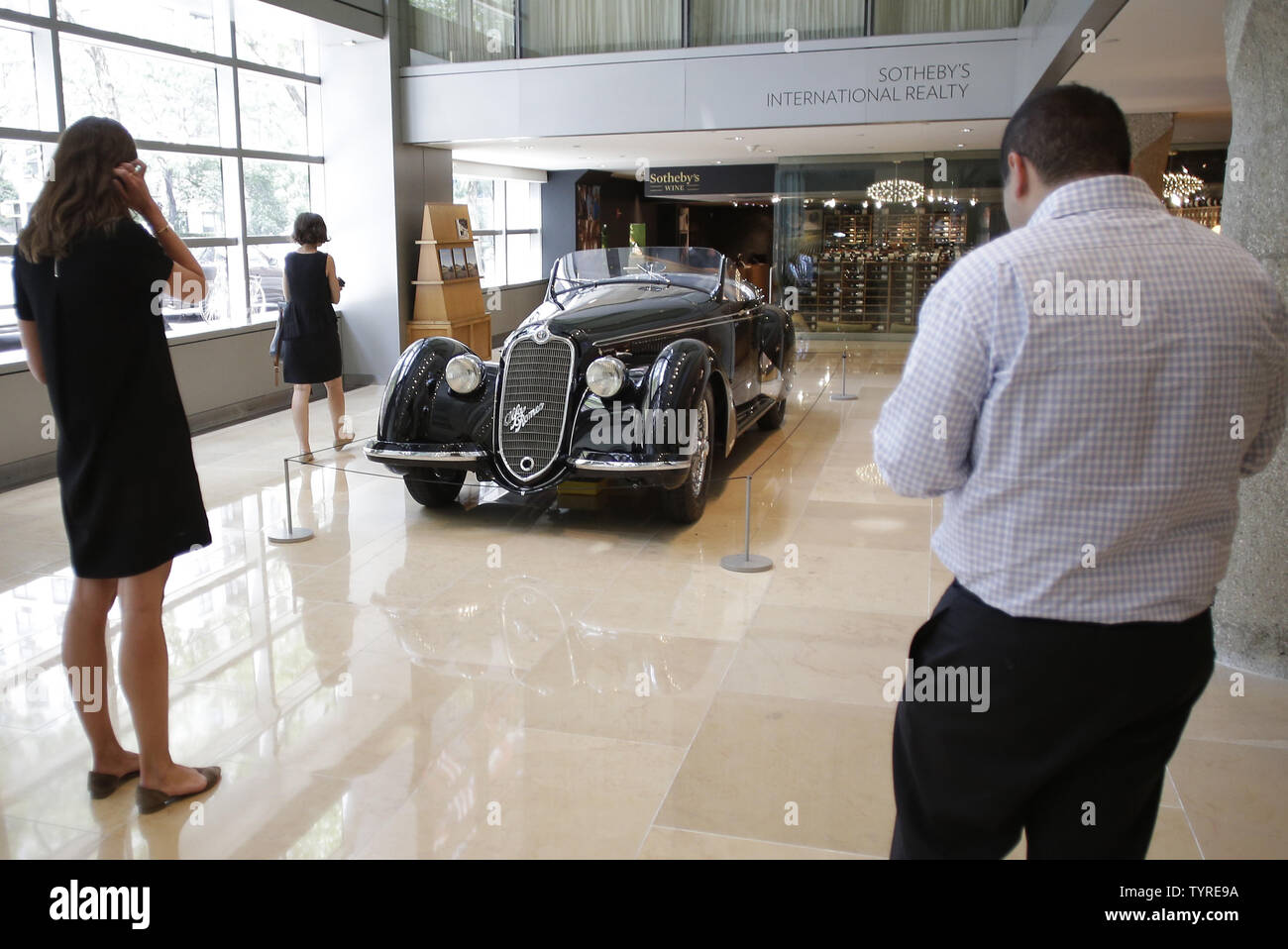 Une rare et très convoité Alfa Romeo d'avant-guerre est sur l'affichage à Sotheby's à New York le 21 juillet 2016. La prochaine adjudication représente la première fois qu'un exemple de cette extrêmement rare Alfa a été offert à la vente publique de ce siècle. La voiture devrait dépasser l'actuel record pour une voiture vendue avant-guerre lorsqu'il se met aux enchères le mois prochain. L'enregistrement courant pour toute voiture d'avant-guerre aux enchères est 11 770 000 $ pour un 1936 Mercedes-Benz 540 K Roadster spécial vendu en 2012. Photo de John Angelillo/UPI Banque D'Images