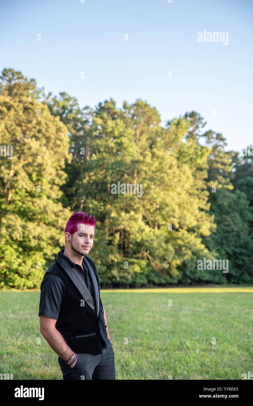 Diverses alternatives - mâle noir, rose à cheveux appareil photo. Heureux et chaleureux sourire. Punk rocker à l'extérieur dans la nature - prix pour le co Banque D'Images