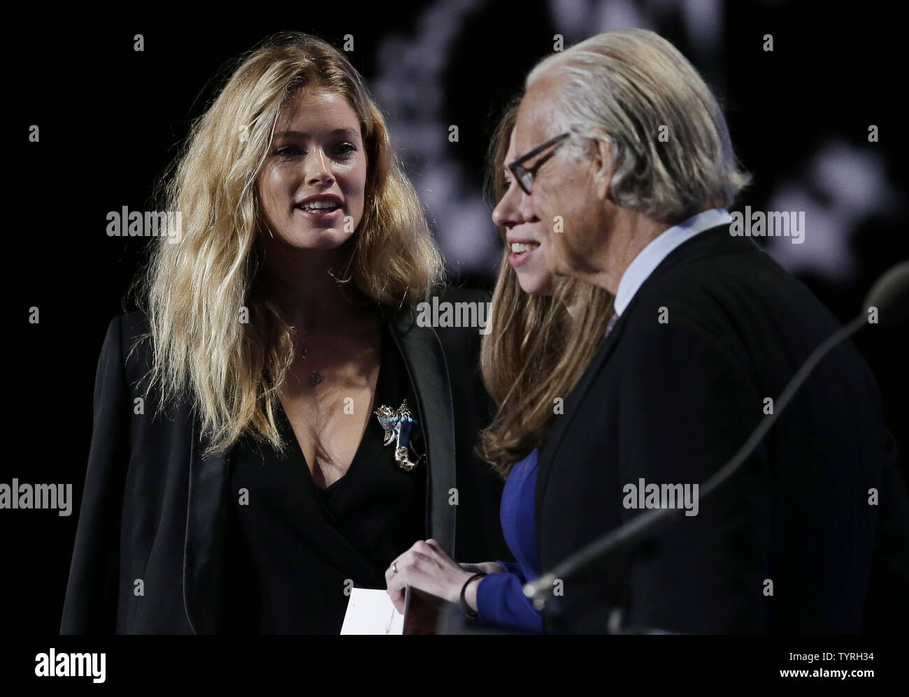 Iain Douglas-Hamilton, Chelsea Clinton et Doutzen Kroes se tenir sur scène lors de la Clinton Global Initiative à l'hôtel Sheraton de New York le 19 septembre 2016. Photo de John Angelillo/UPI Banque D'Images